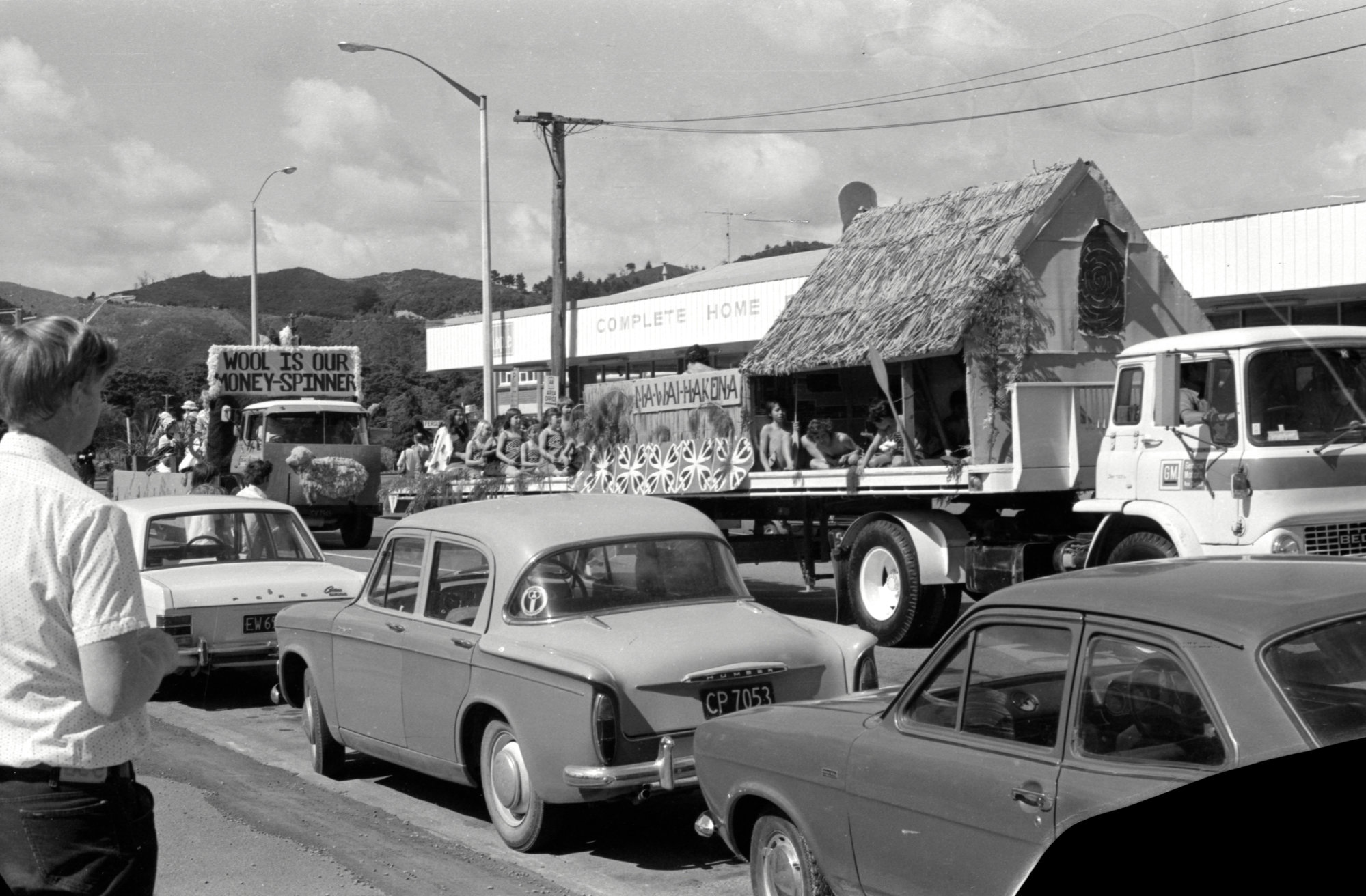 Christmas Parade 1970(?); King Street; No. 1; Māwai Hakona, and Spinners and Weavers.