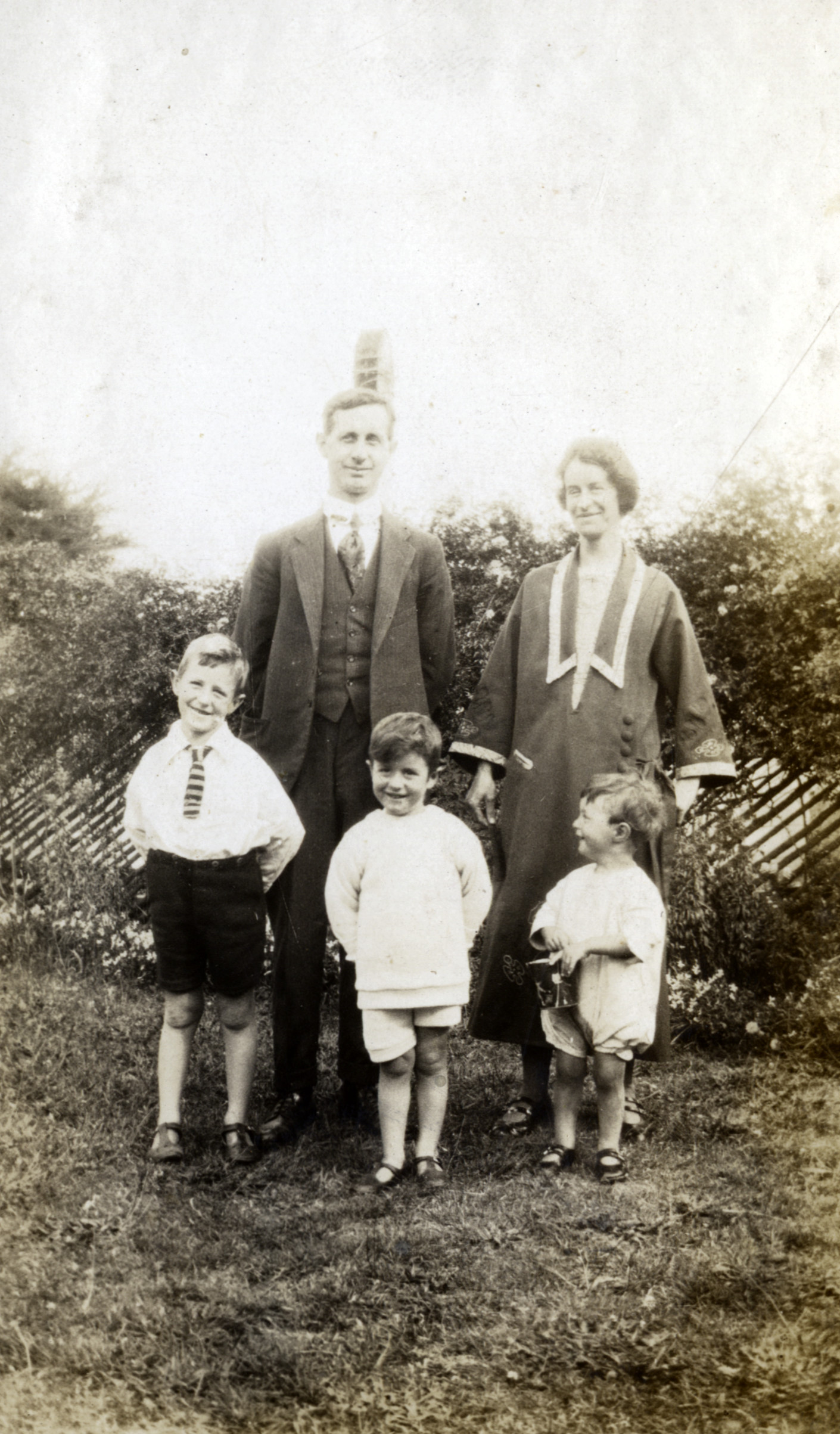 Hazelwood family, 1925; Invercargill friends 001