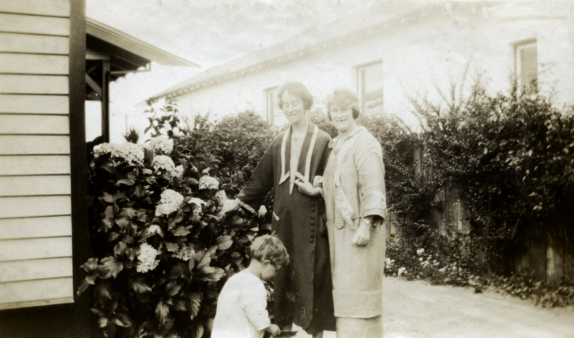 Hazelwood family, 1925; Invercargill friends 002