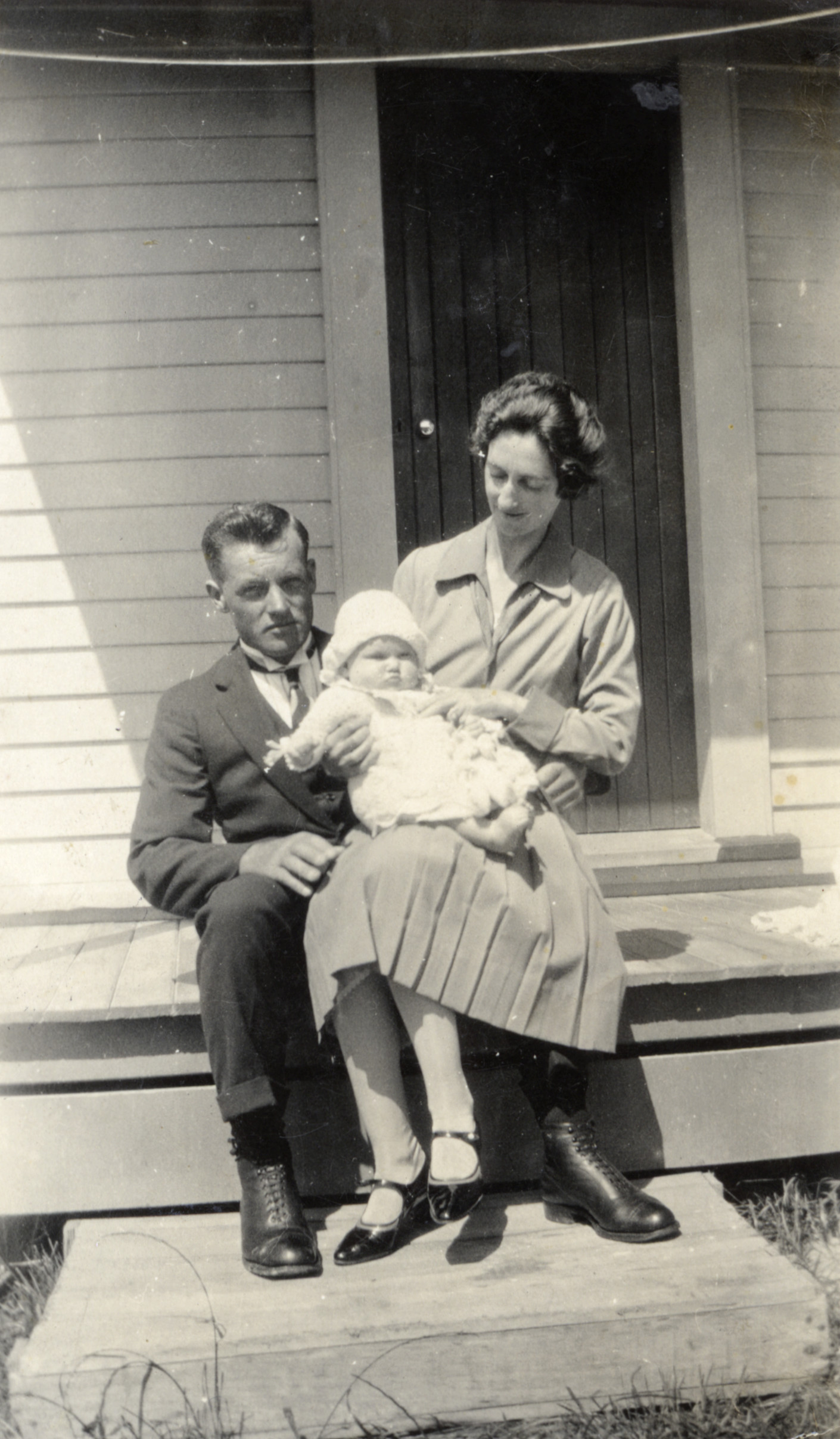 Hector and May (n&eacute;e Hazelwood) Poulson and daughter Eda