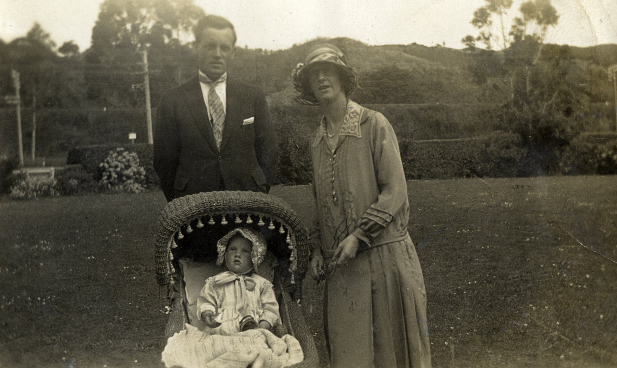 Poulson Family; Hector and May Poulson with daughter Eda ca 1928