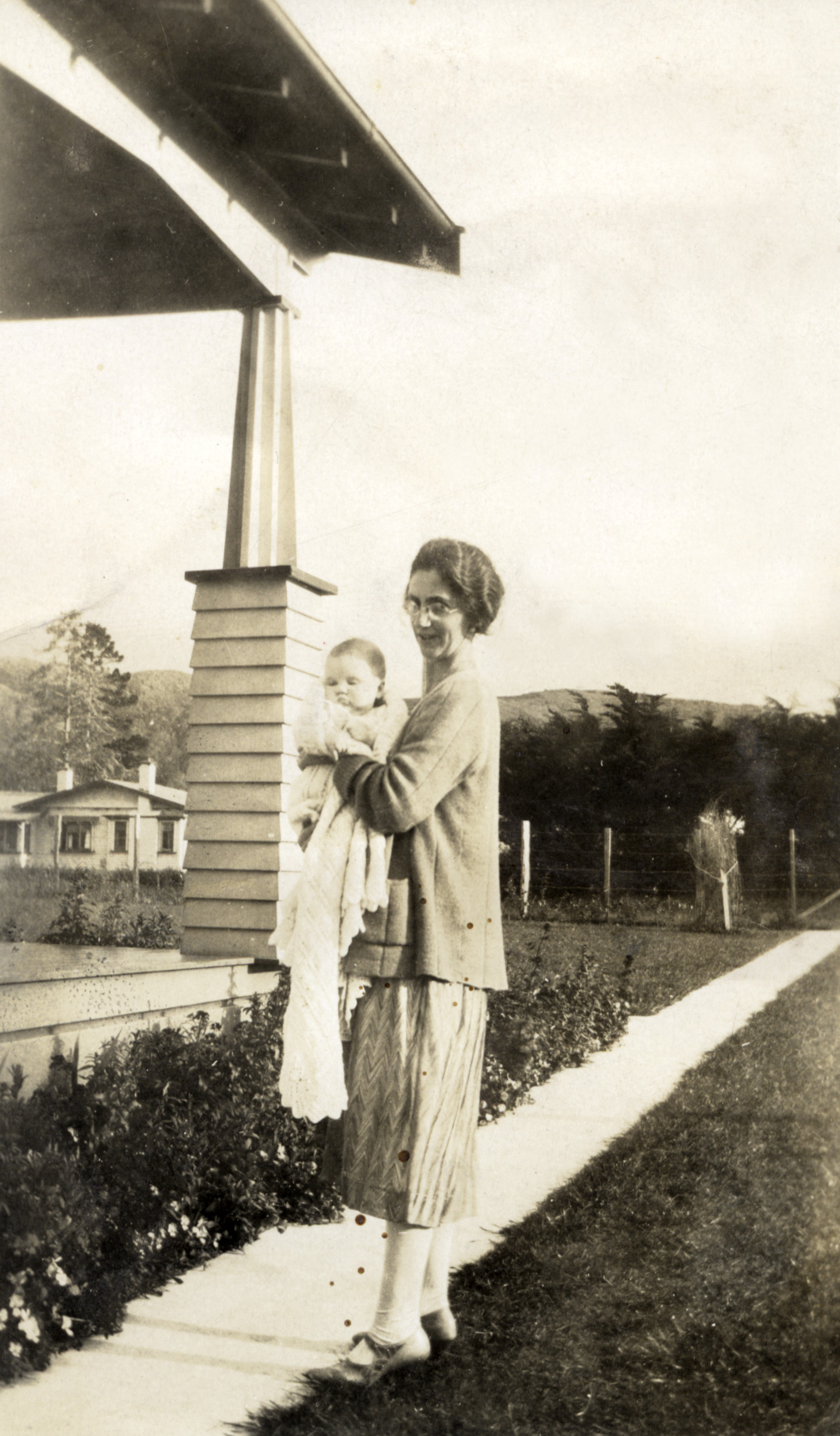 Ethel May Poulson and baby Eda, 1928