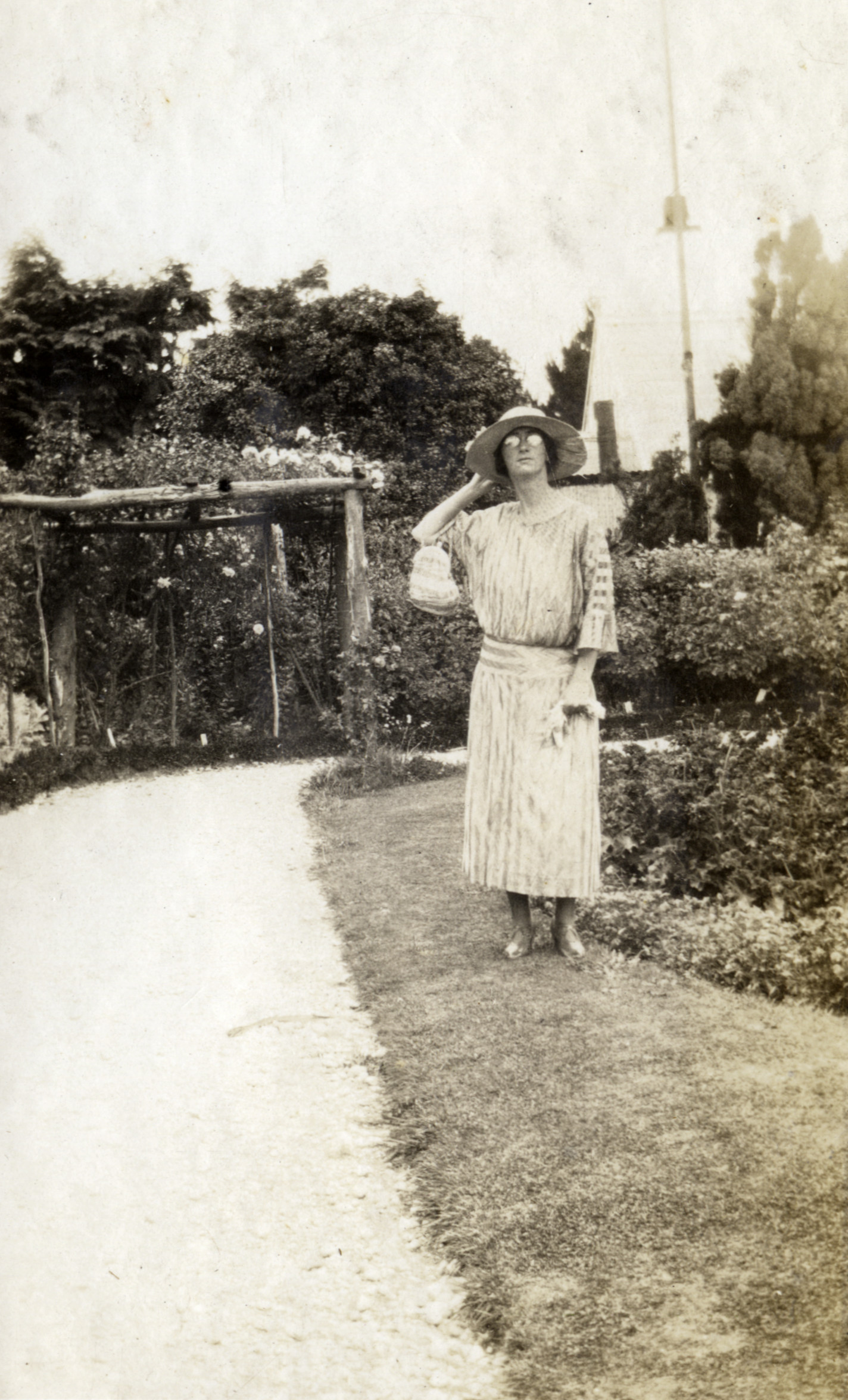Hazelwood family, 1925; Invercargill Gardens? Myrtle?