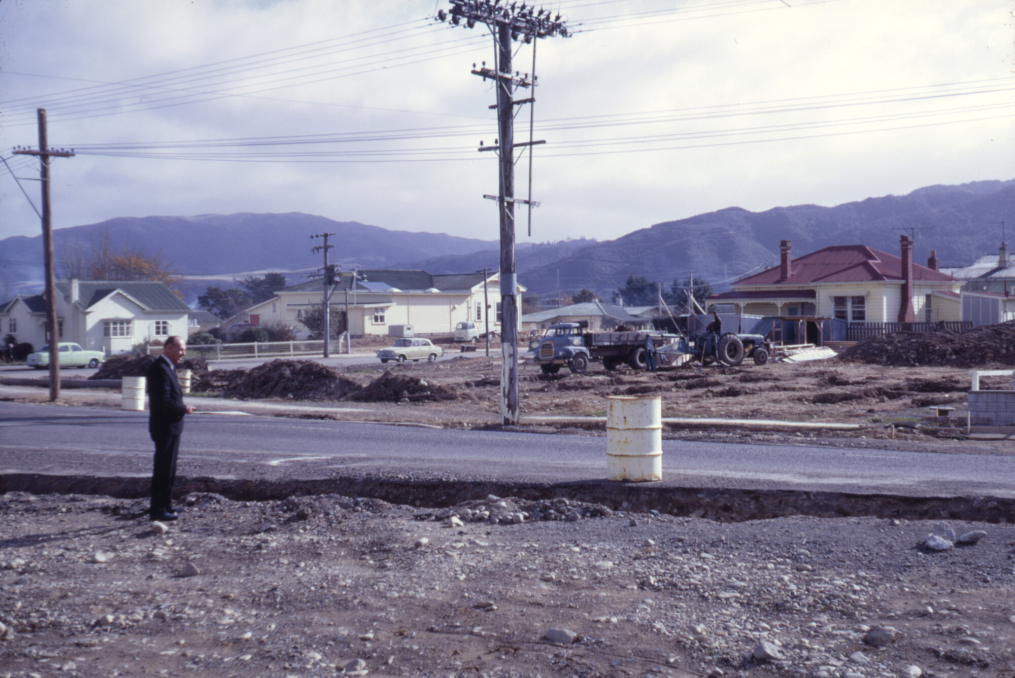 Magnus Motors site on King Street; mayor George Thomas.