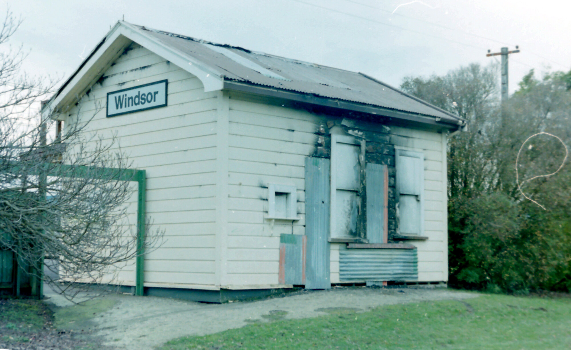 Trentham railway station; racecourse platform building - August 1990.
