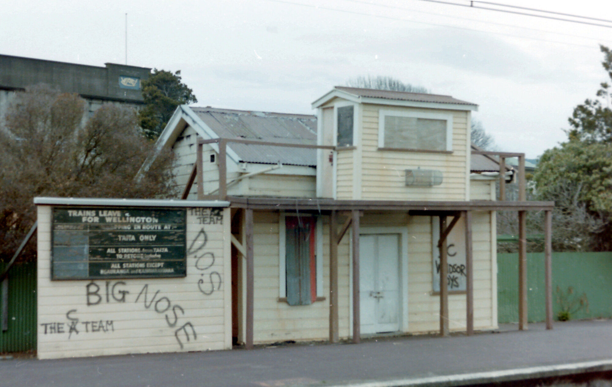 Trentham railway station; racecourse platform building - August 1990.