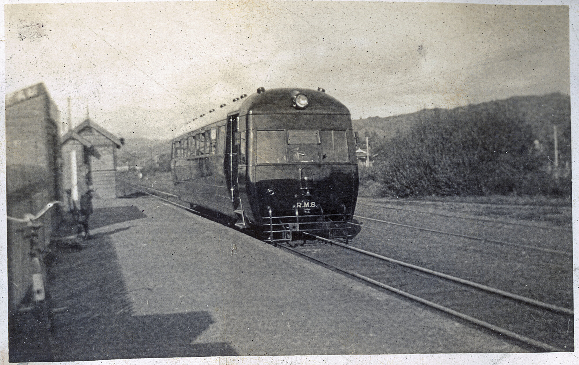 Wairarapa-class railcar Rm-8 'Mataatua'; southbound at Silverstream station.