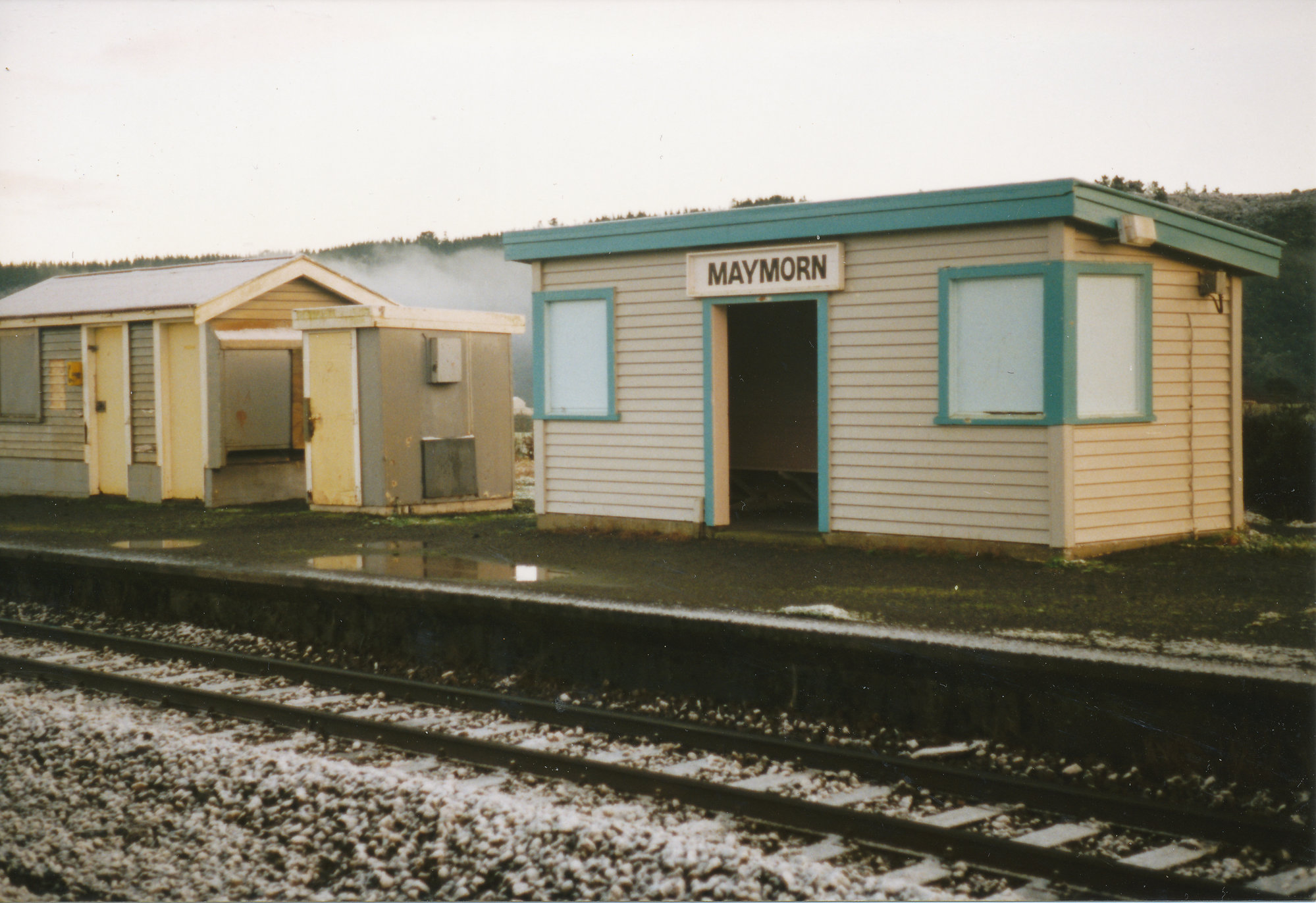 Maymorn railway station; buildings on west platform - May 1995.