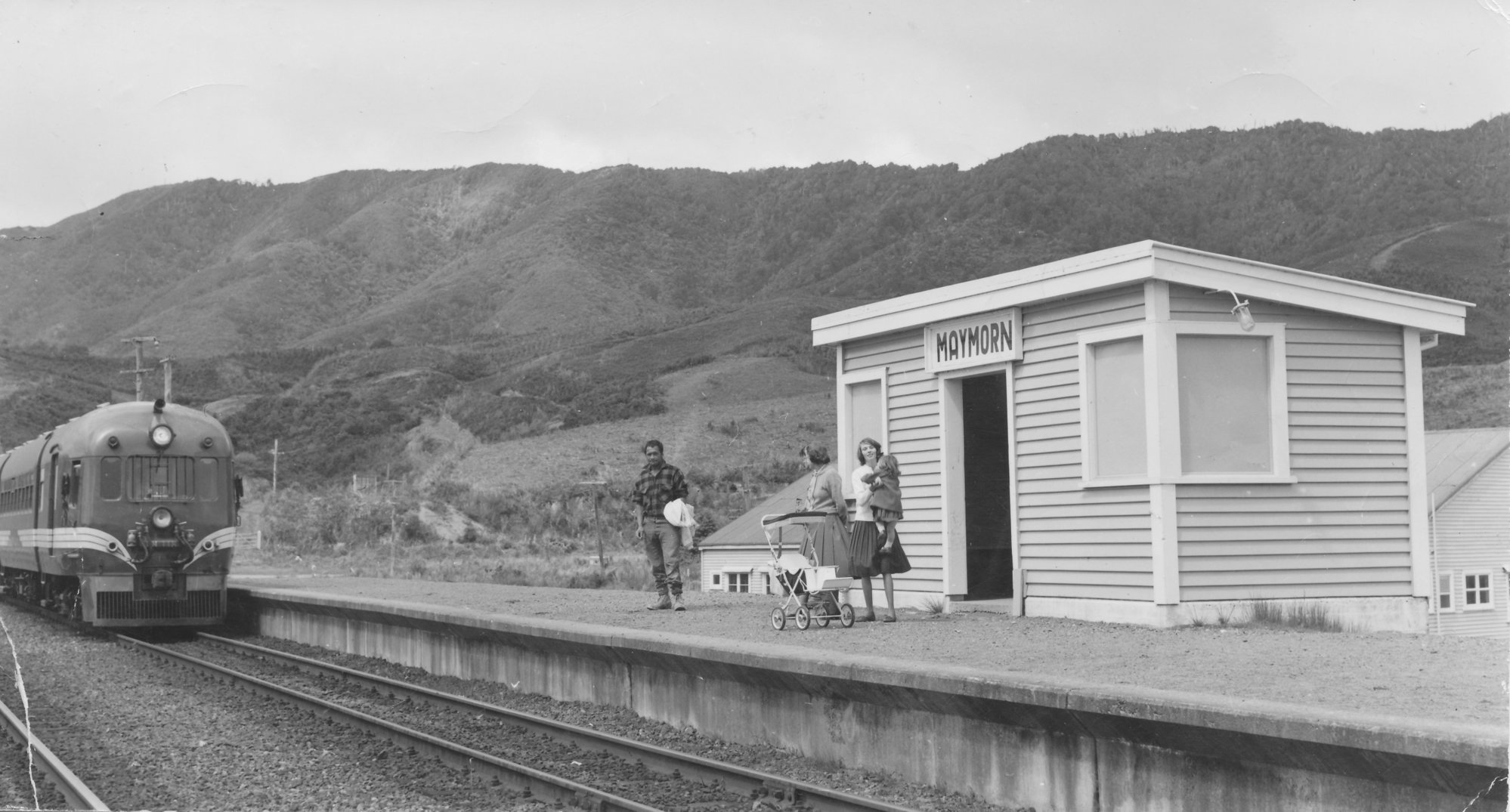 Maymorn railway station:  southbound 88-seat Drewry railcar approaching. 