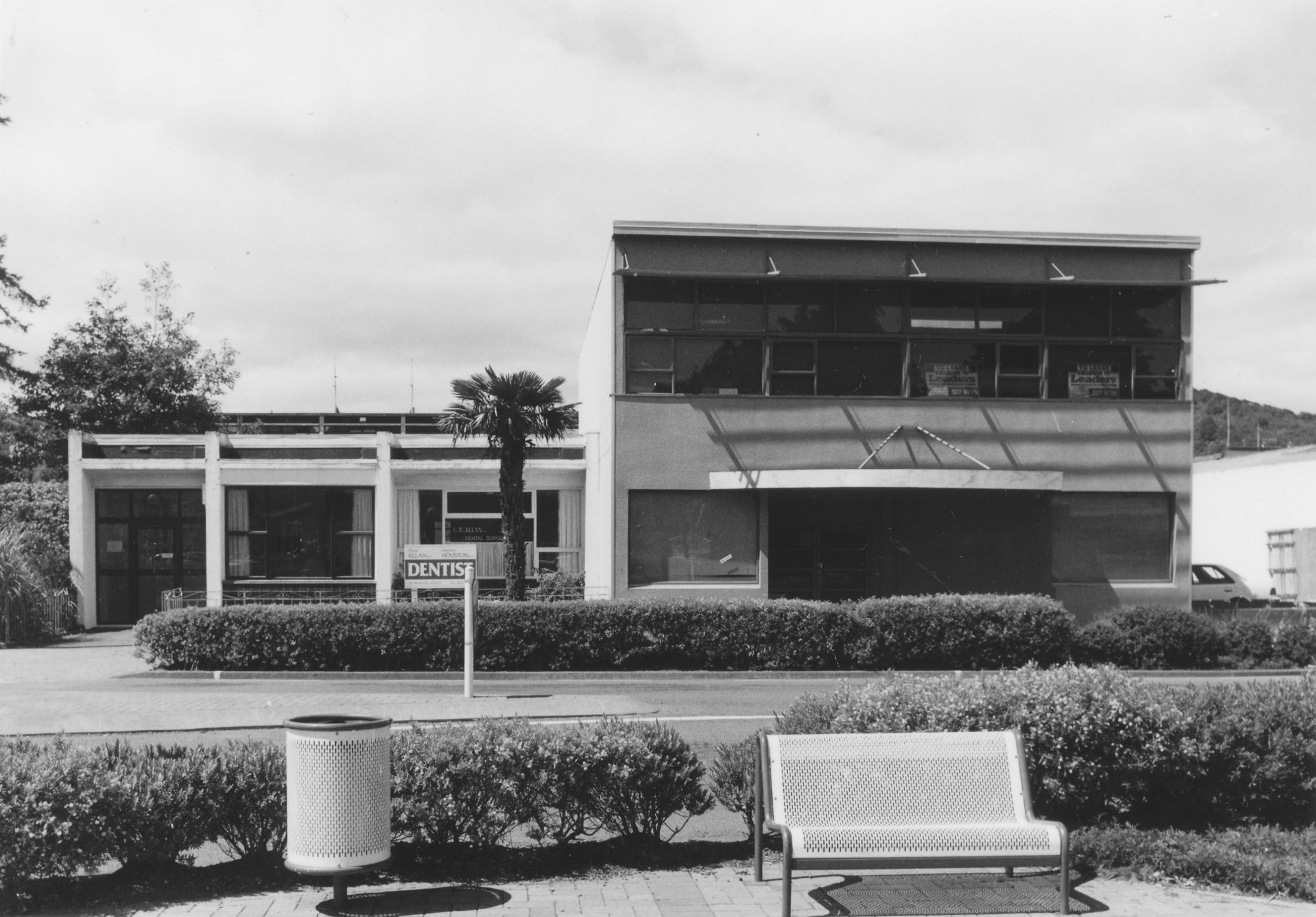 Main Street, 1997, south side; No. 66-74; dentists, Allen and Houston; doctors, Trinity House