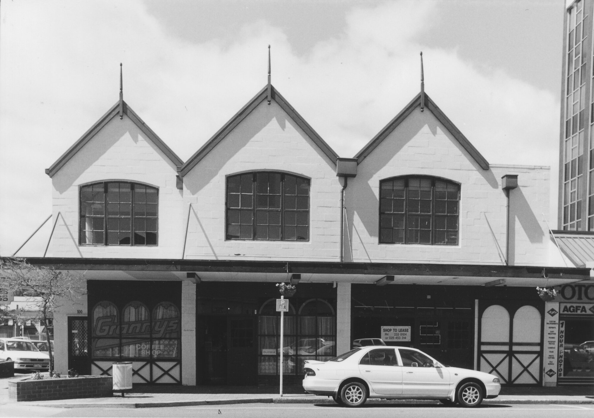 Main Street, 1997, south side; No.  96-100; 'Colonial Corner'; Granny's Restaurant (98-100); 96 vacant.