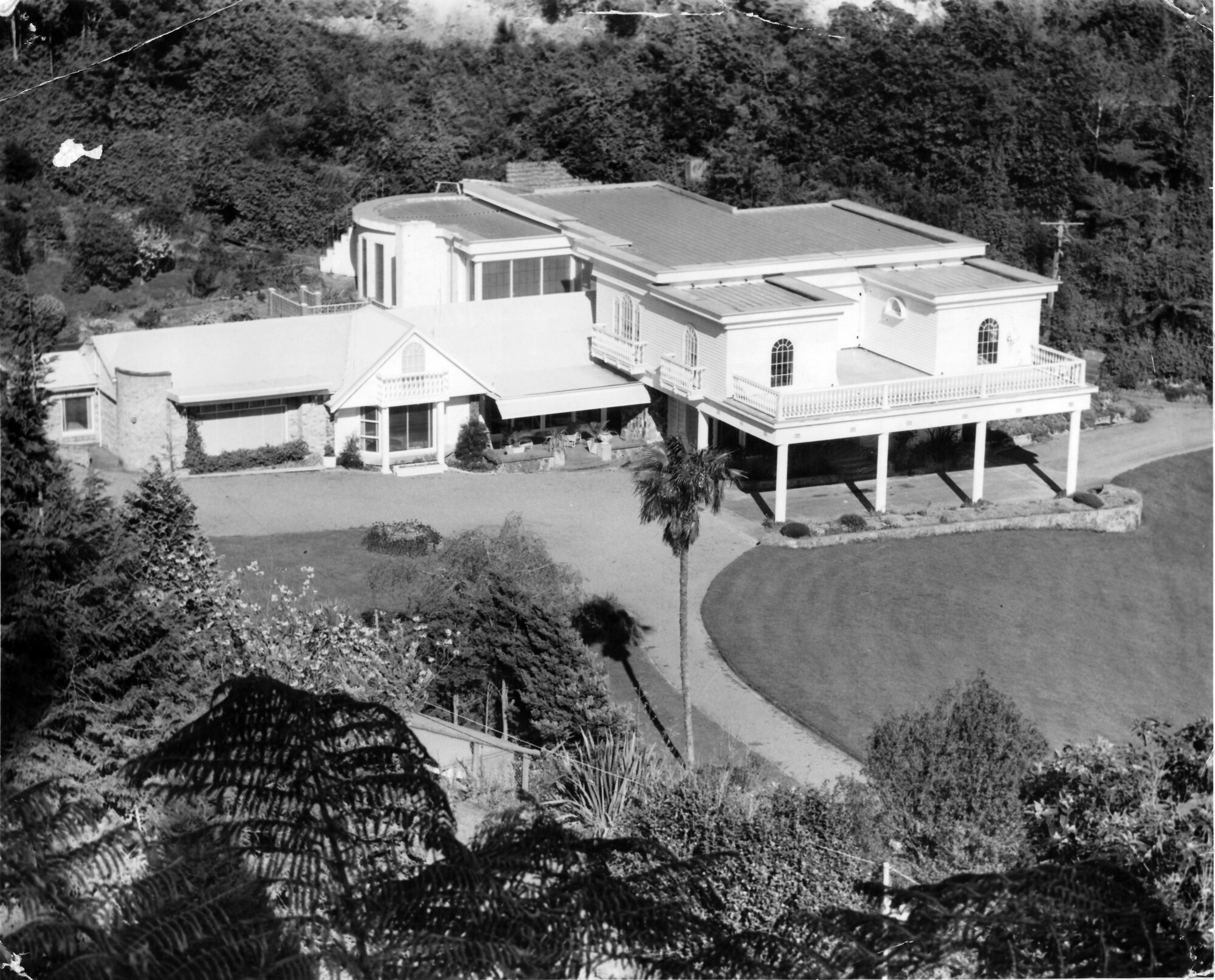 Wallaceville House; to house ZMFM's 'Bride of the 80s', raising funds for Te Omanga Hospice.