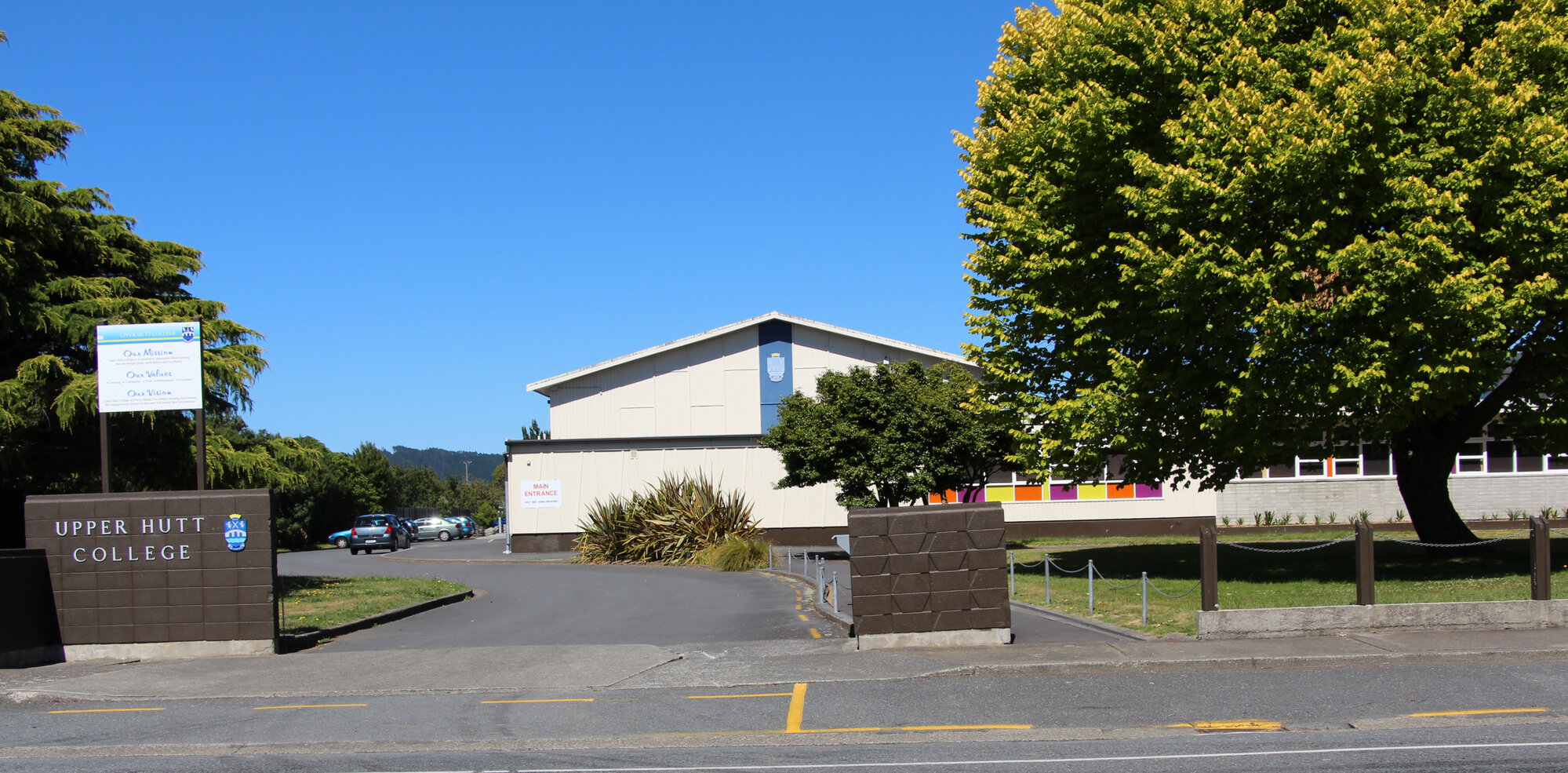 Upper Hutt College buildings 2015  1; main drive