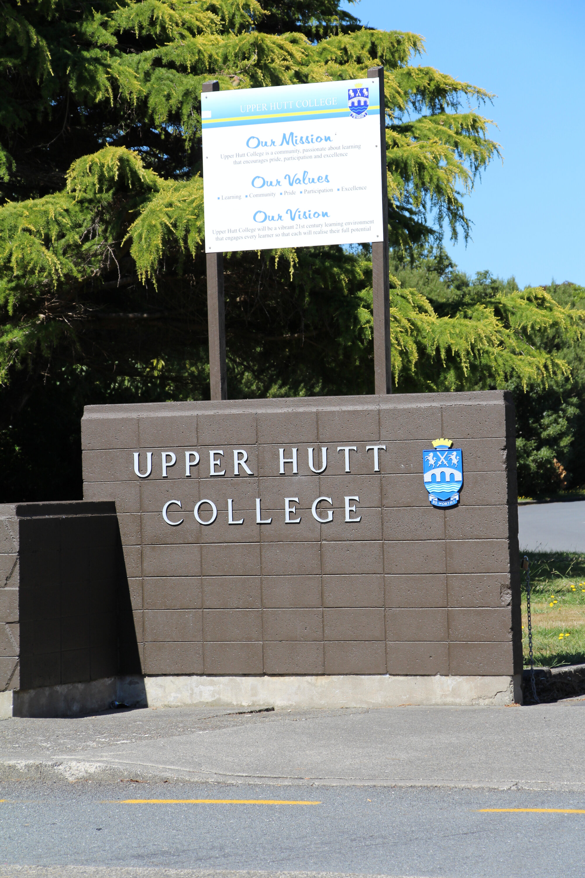 Upper Hutt College buildings 2015  2; Moonshine Rd entrance