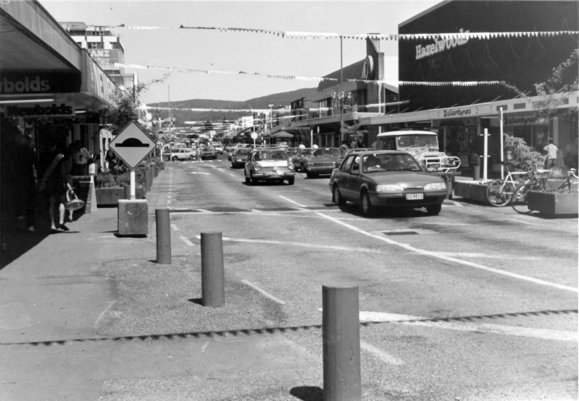 Main Street; pedestrian precinct bollards trimmed.