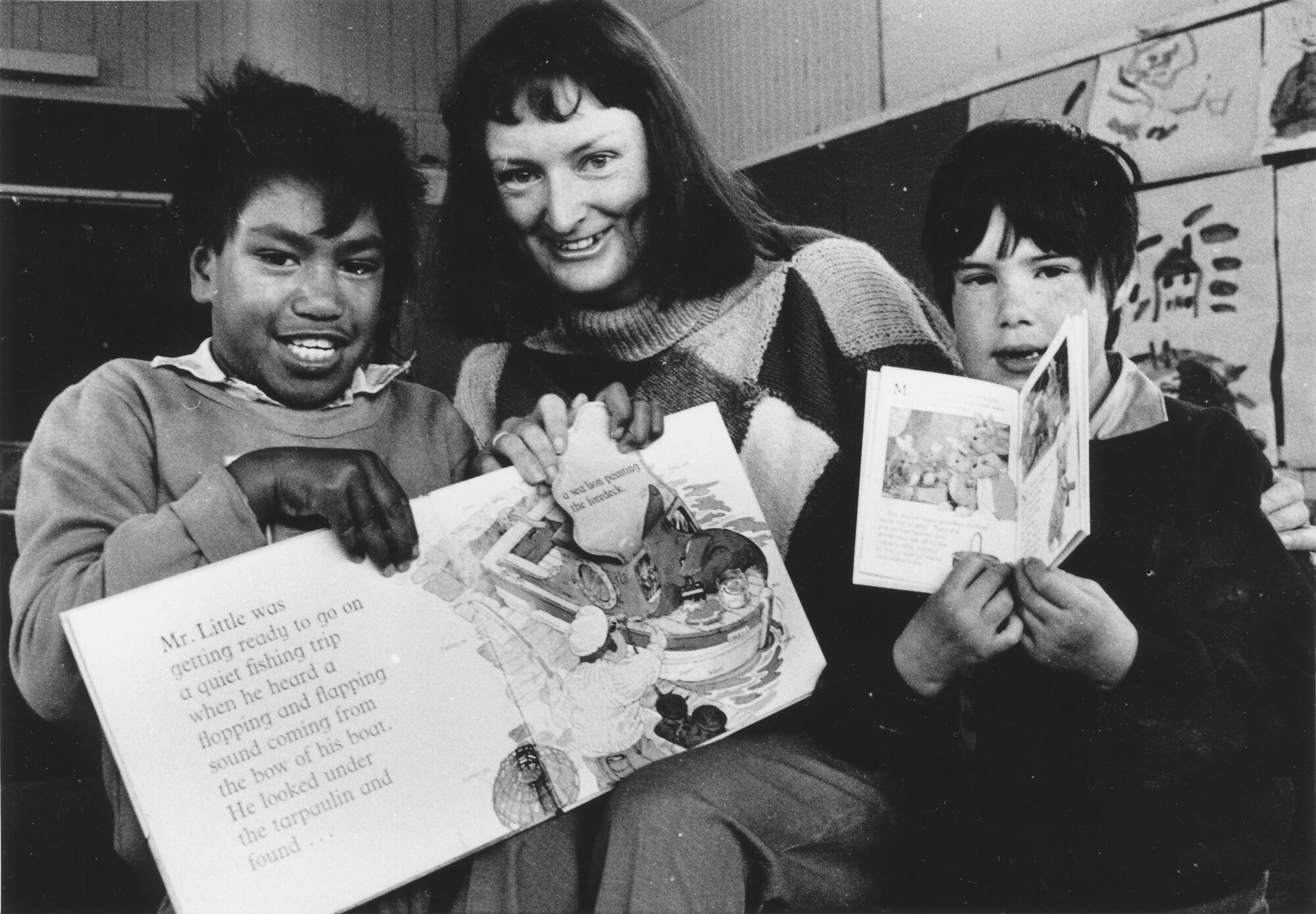 Trentham School; gift of nine books from Upper Hutt Parents Centre; Kiley Tangohau, Centre president Yvonne Birdling, Isaac Timmins.