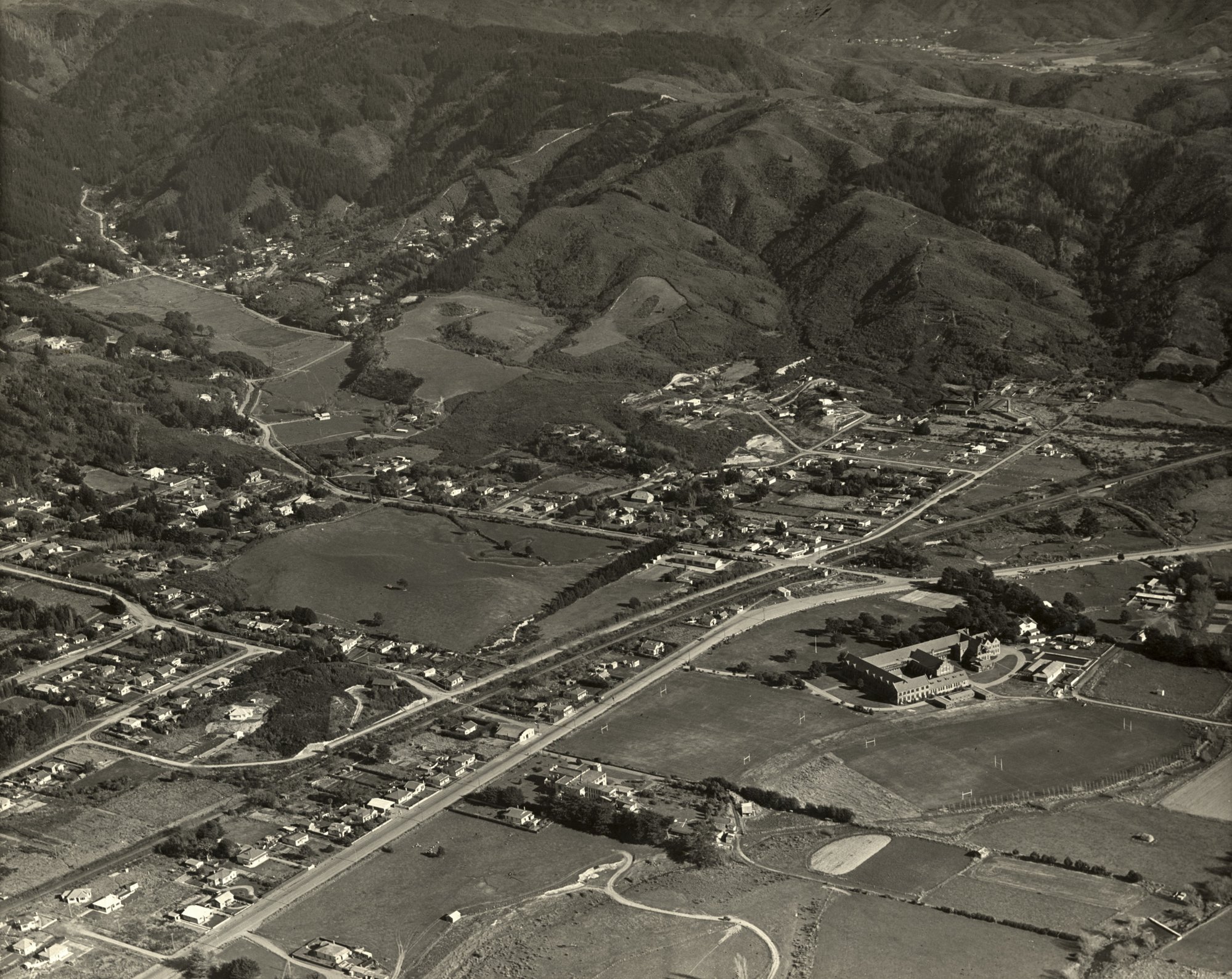 Aerial view; Silverstream, looking south; 1947
