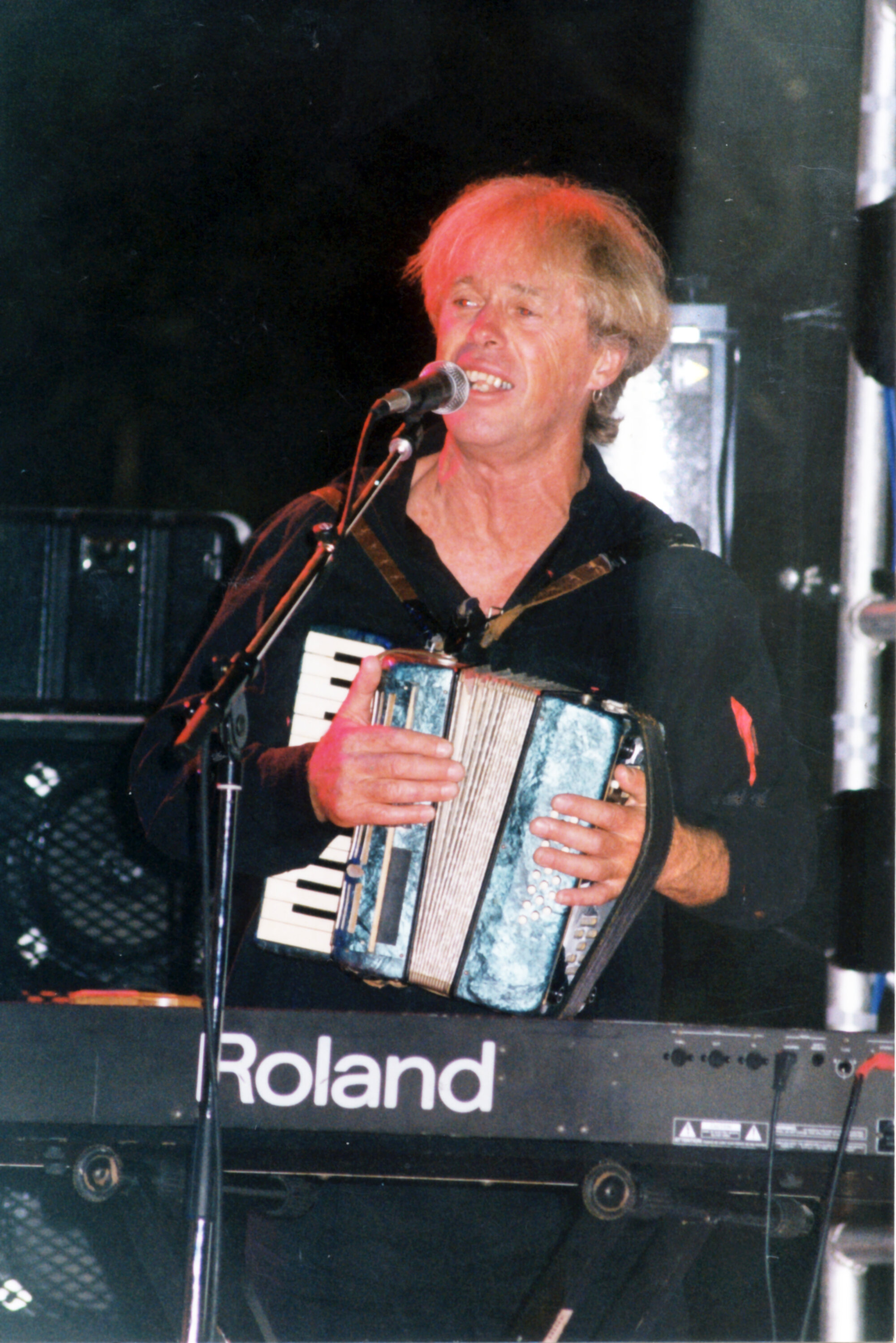 Upper Hutt City of Song concert 2002; Harcourt Park; Wayne Mason, of the Fourmyula.