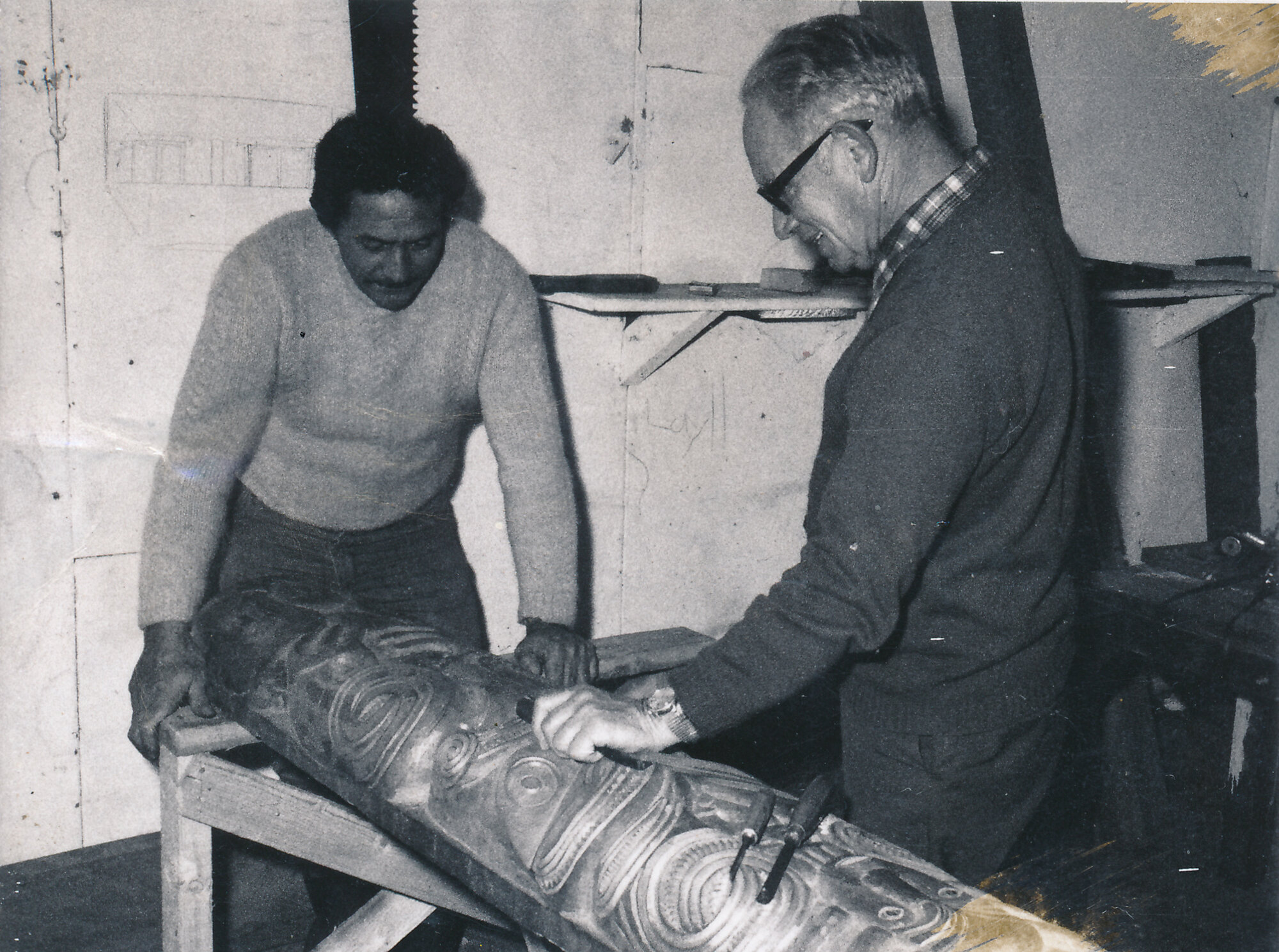 Ōrongomai Marae 1976; Heemi Kara and Jock McEwen working on the carvings for Kahukura, 1976