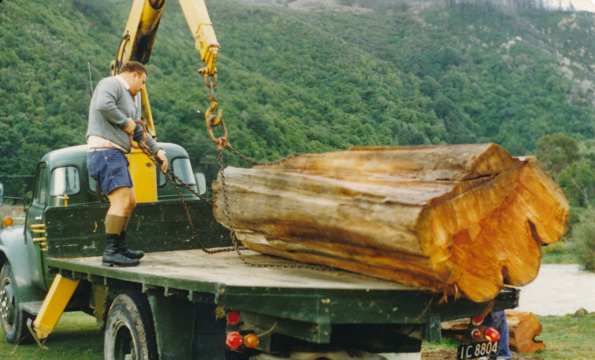 Ōrongomai marae; Ted Pōmare positioning the log presented by Te Marua Golf Club, 1977&ndash;78