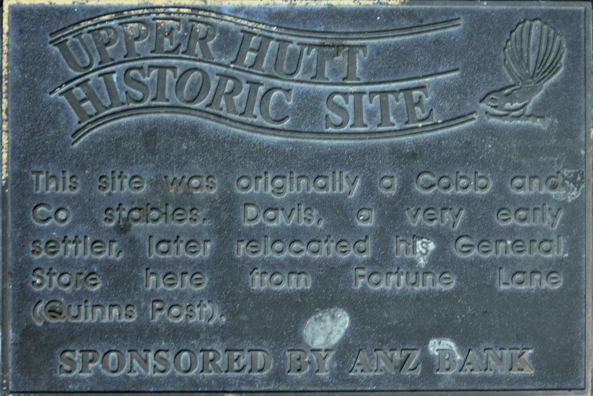Historic site plaque, Main Street; Davis store/Cobb &amp; Co. stables.
