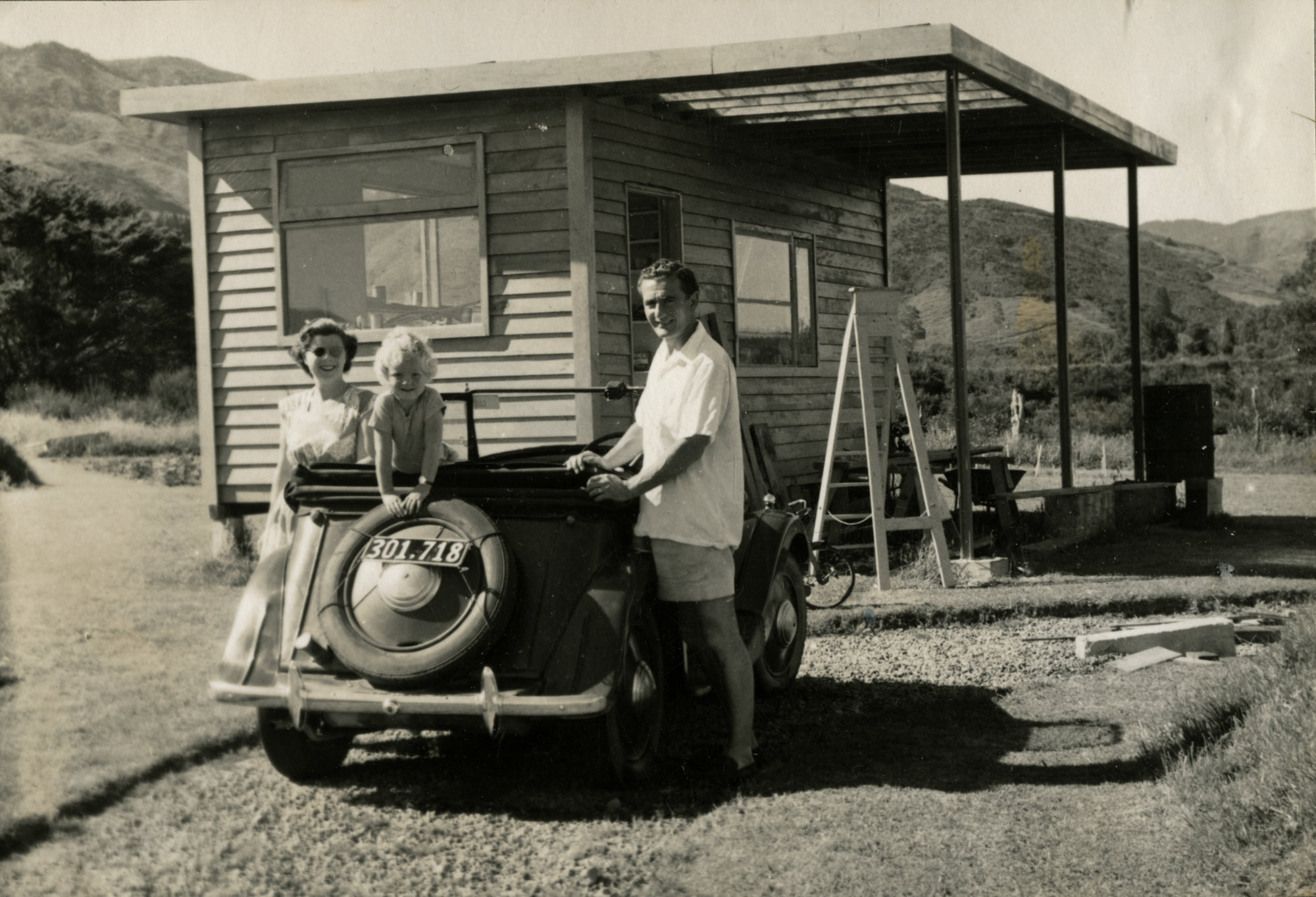 Revelle Jackson; 5 Paton Street, Mangaroa house 12; Christmas Day 1952