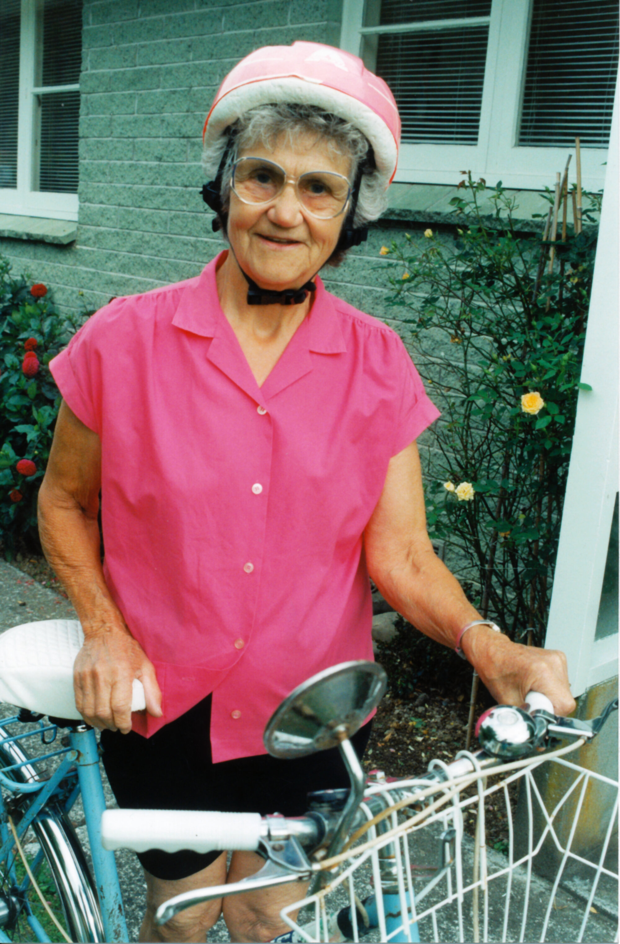 Viti Olds, 76, cycles to Petone