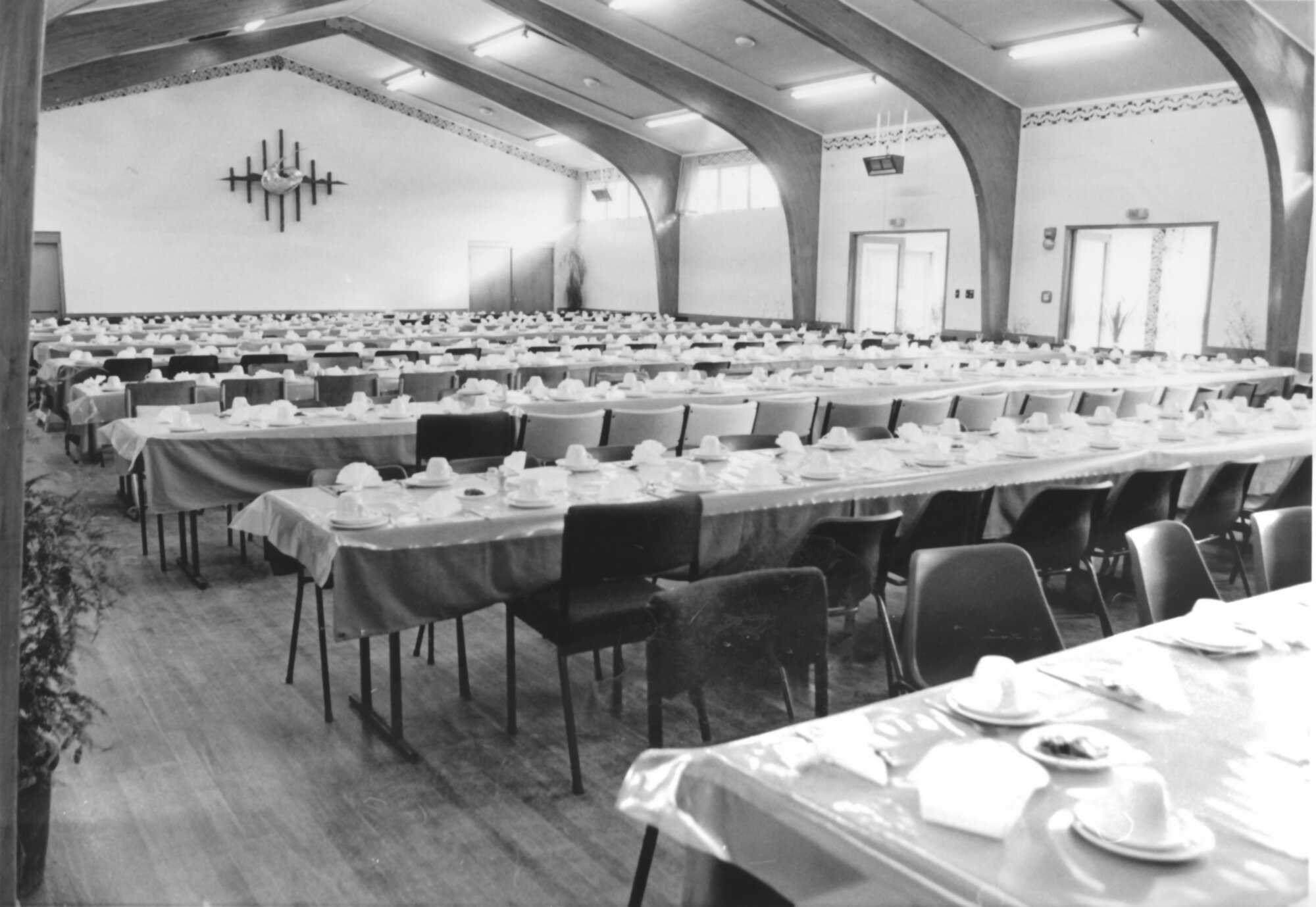 Ōrongomai Marae 1989; whare whakairo dedication day; dining hall.