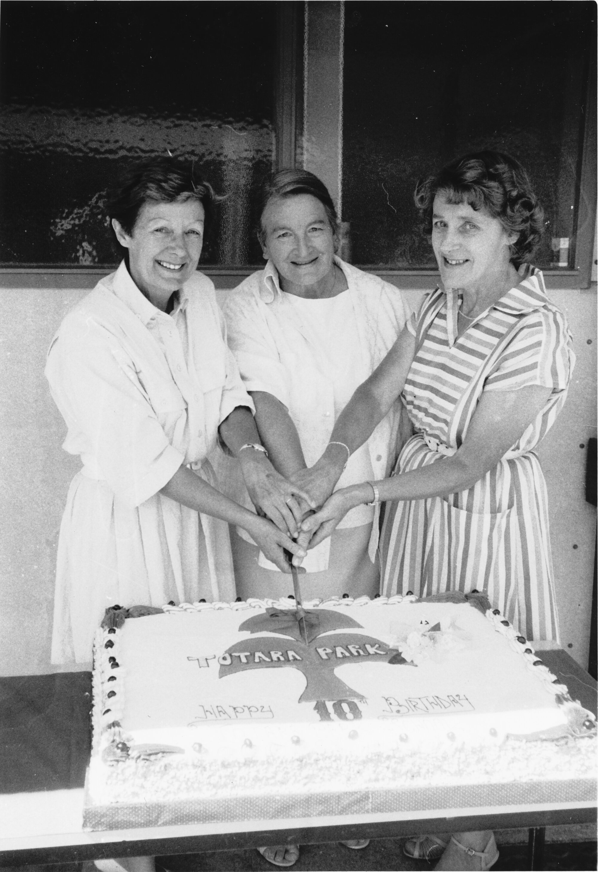 Totara Park School 10th anniversary cake; Pam Thomas, assistant principal; Kay Liversage, senior teacher; Eileen Spence, teacher aide.