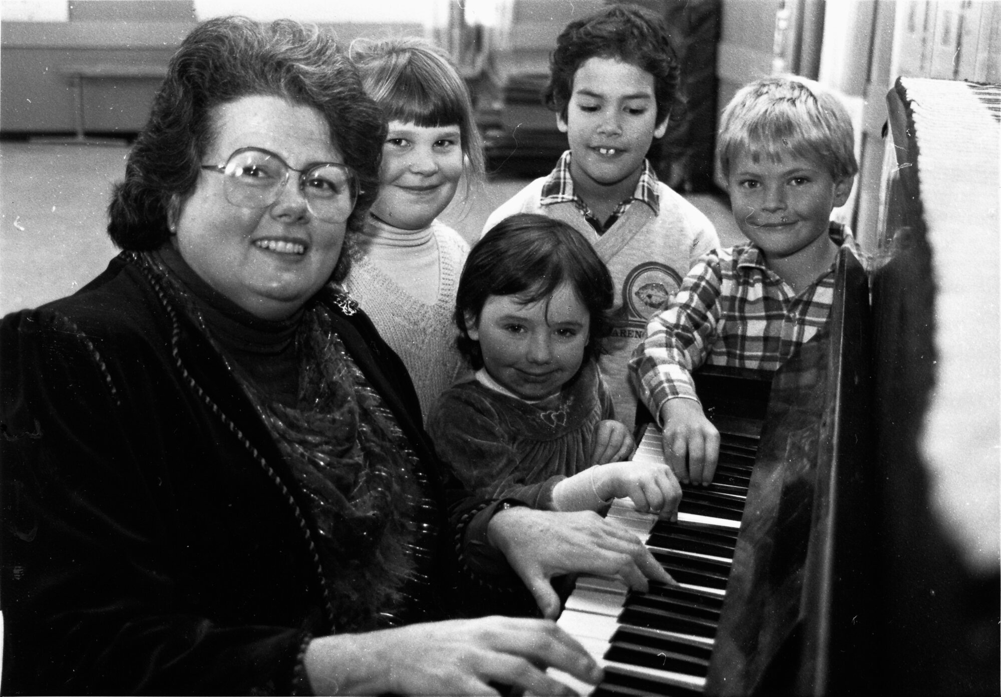Ann Saslav, New Zealand Symphony pianist, visits Oxford Crescent School.