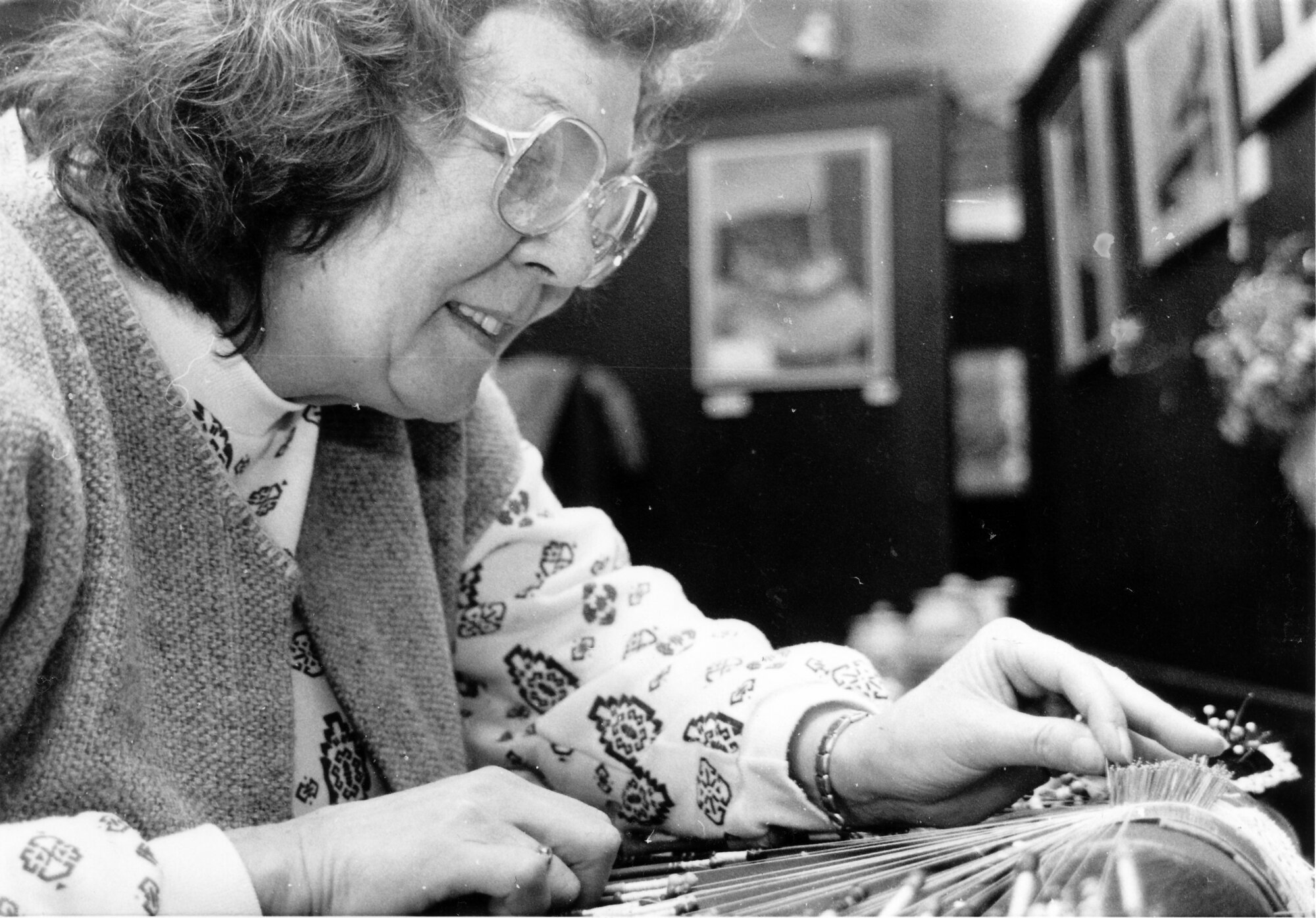 Inge Anderson of the Wellington Lacemakers Club demonstrating in the Civic Centre.