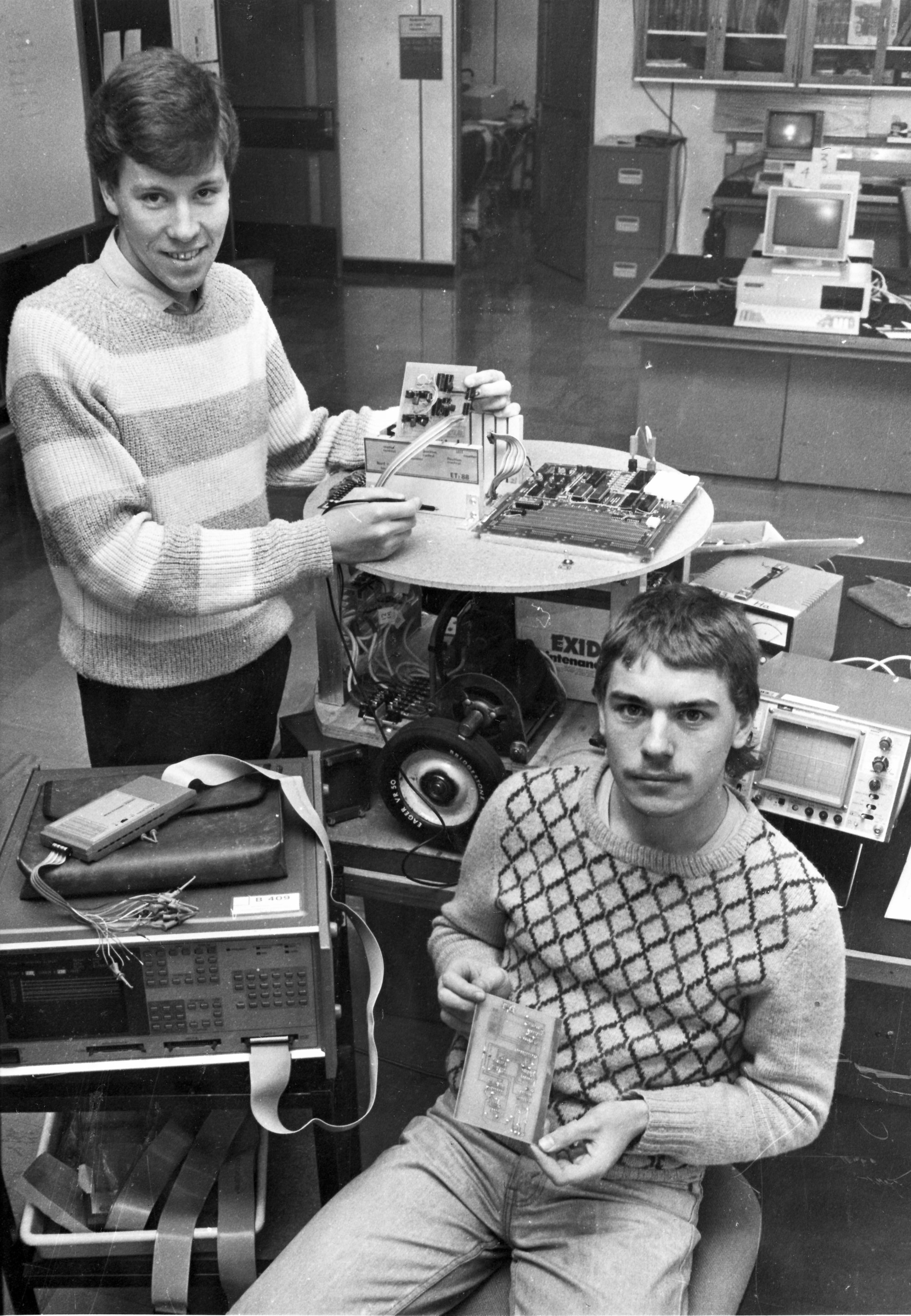 Central Institute of Technology in operation; electronic-engineering students Wayne Sangster, Brett Alexander, and robot.