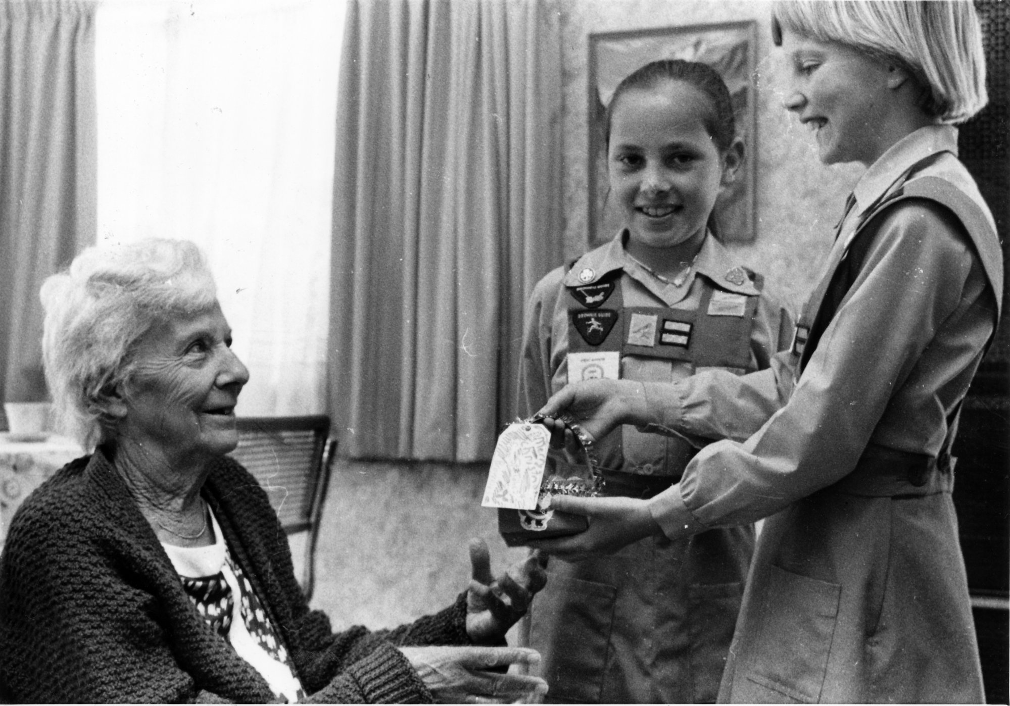 Sandrick Rest Home, Whakatiki Street; resident Vera O'Brien, Brownies Sarah Gammie, Christina Henry.