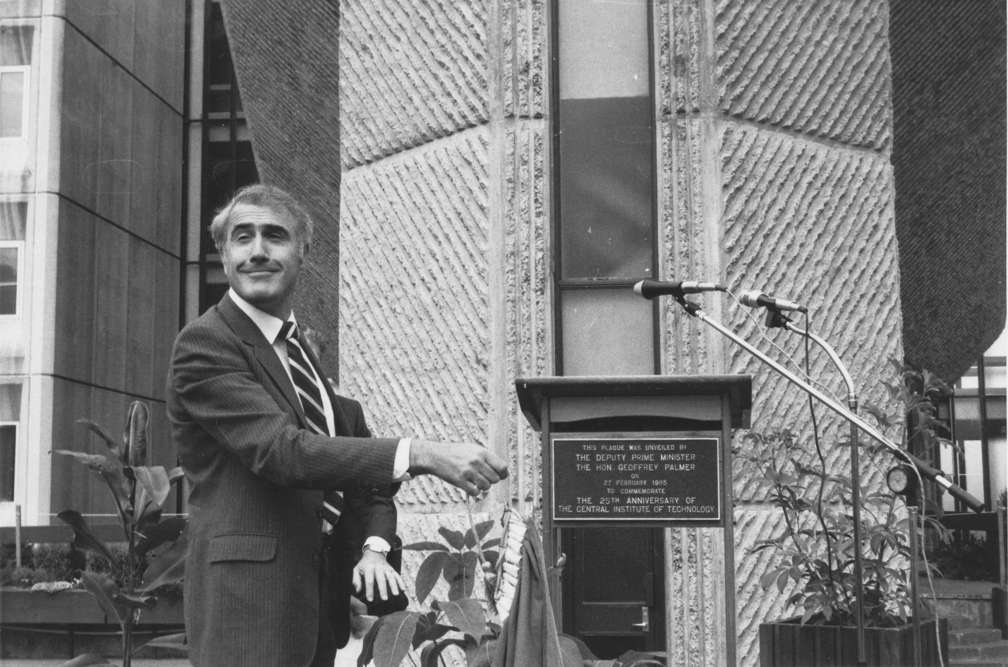 Central Institute of Technology; Deputy Prime Minister Geoffrey Palmer commemorates 25th anniversary.