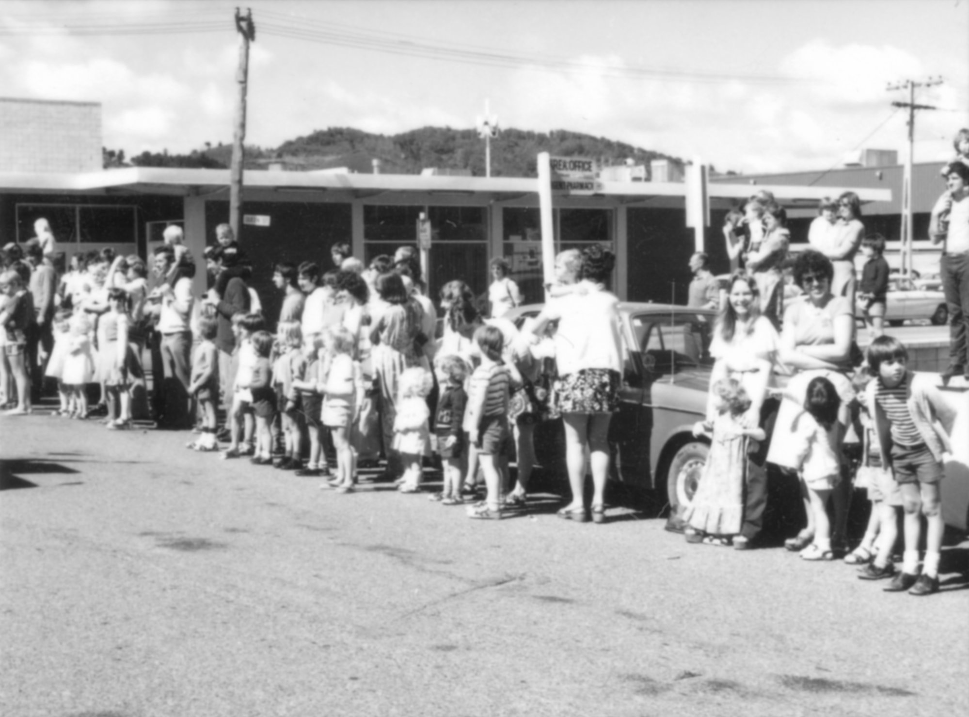 Christmas parade 1977; spectators, Queen Street.
