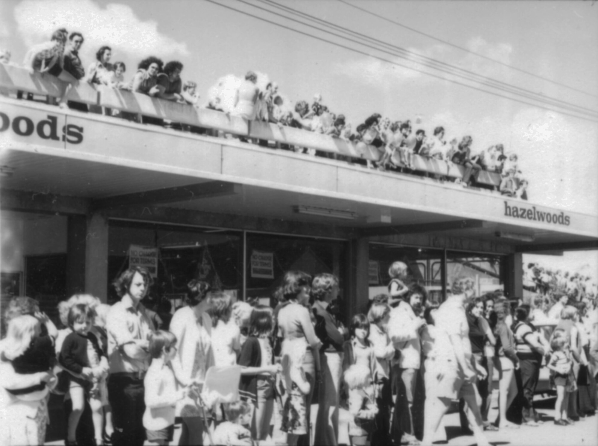 Christmas parade 1977; spectators on Hazelwoods carpark, Queen Street.