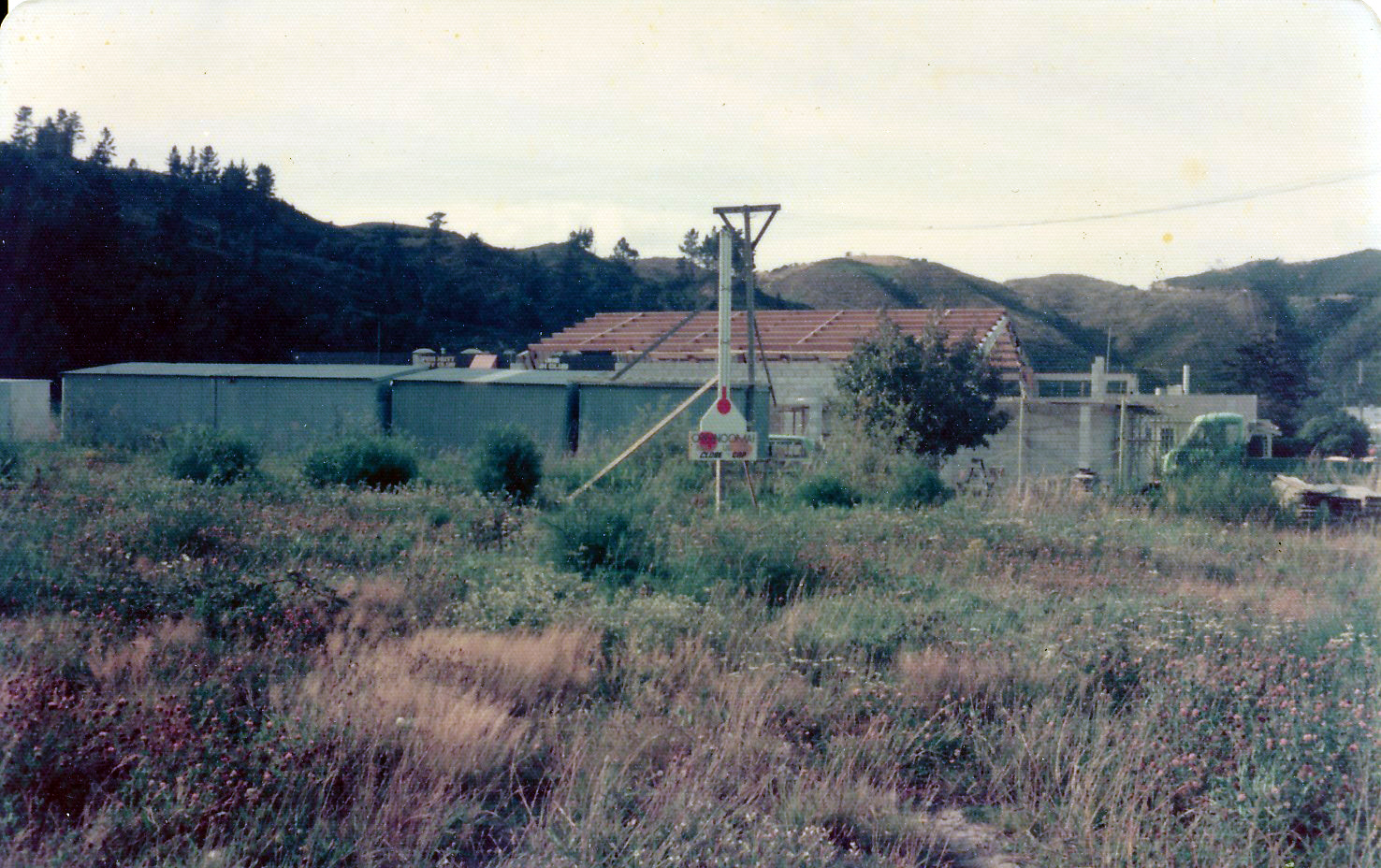 Ōrongomai Marae 1975; getting the framework set up.