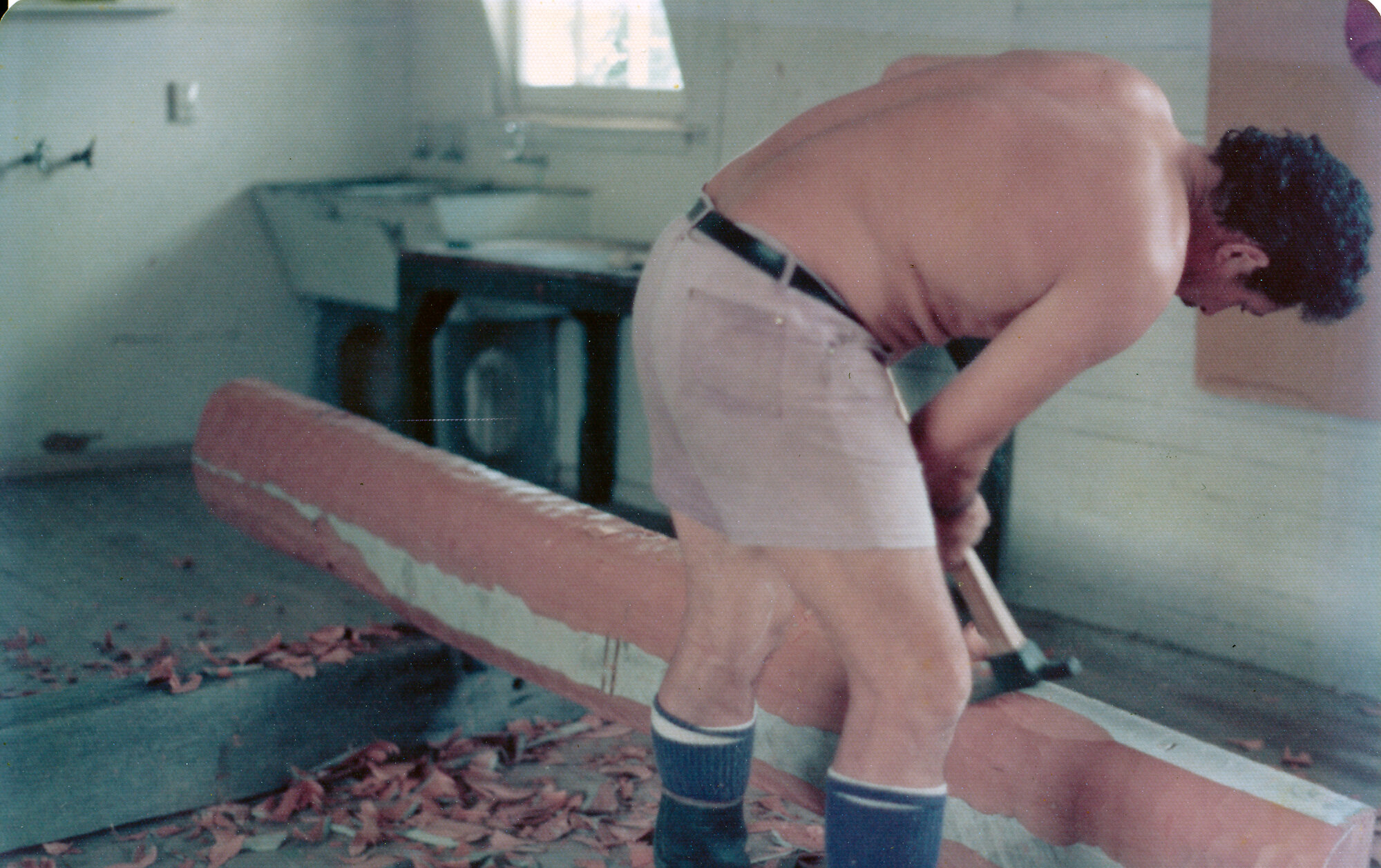 Ōrongomai marae 1976; Heemi Kara working on the carvings for Kahukura, February.