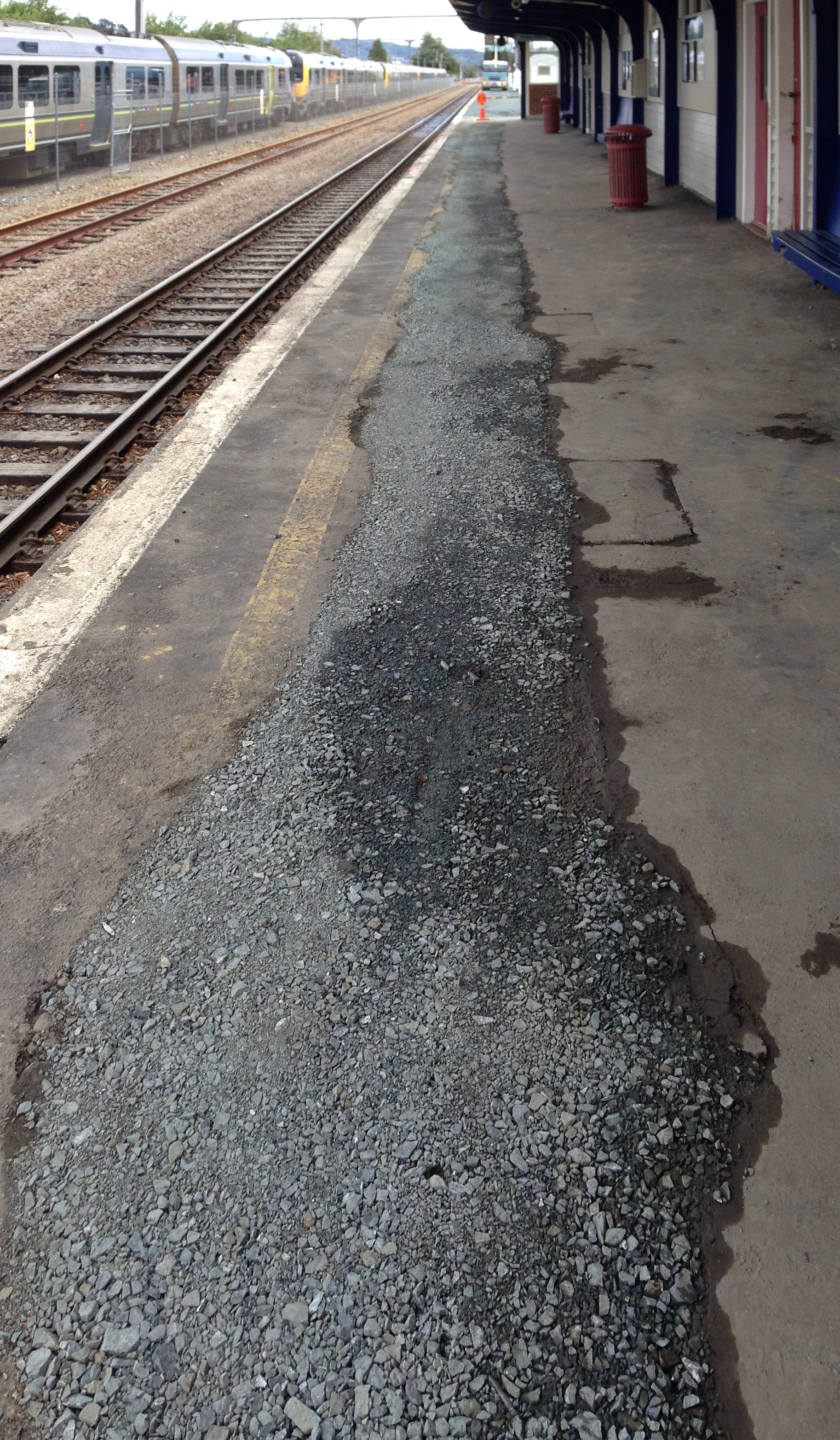 Upper Hutt railway station 2015  4; main platform after cables laid