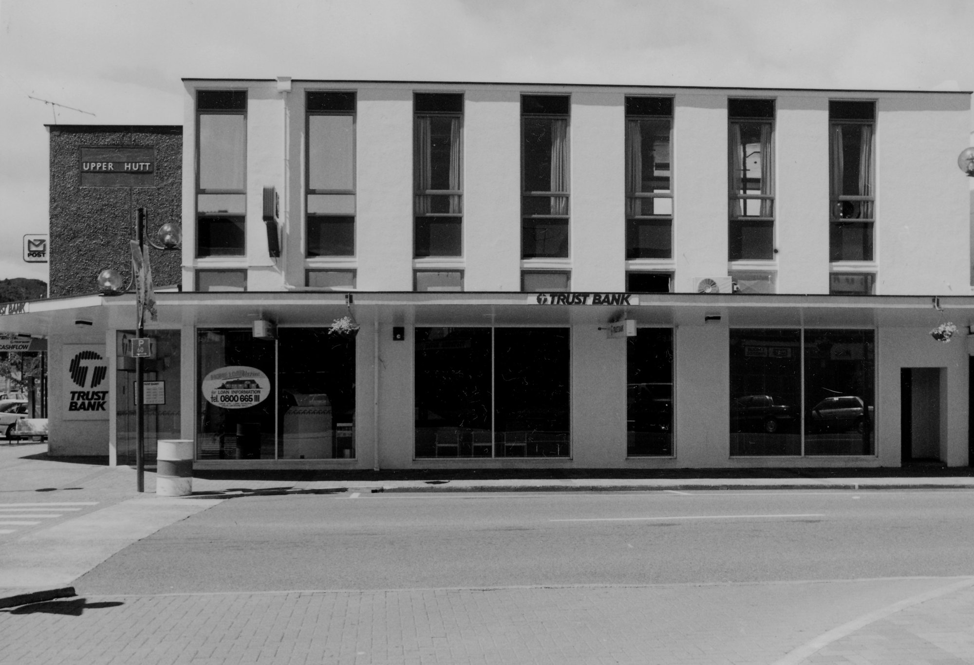 Main Street, 1997, south side; No. 124(?); Trust Bank.