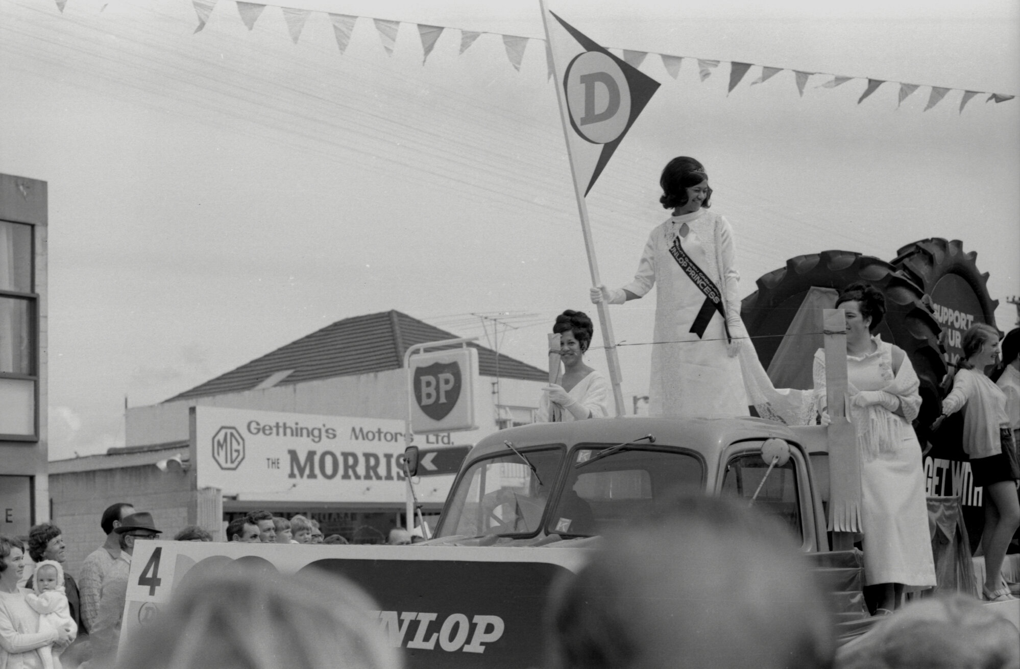 Upper Hutt Queen Carnival Parade 016; Dunlop