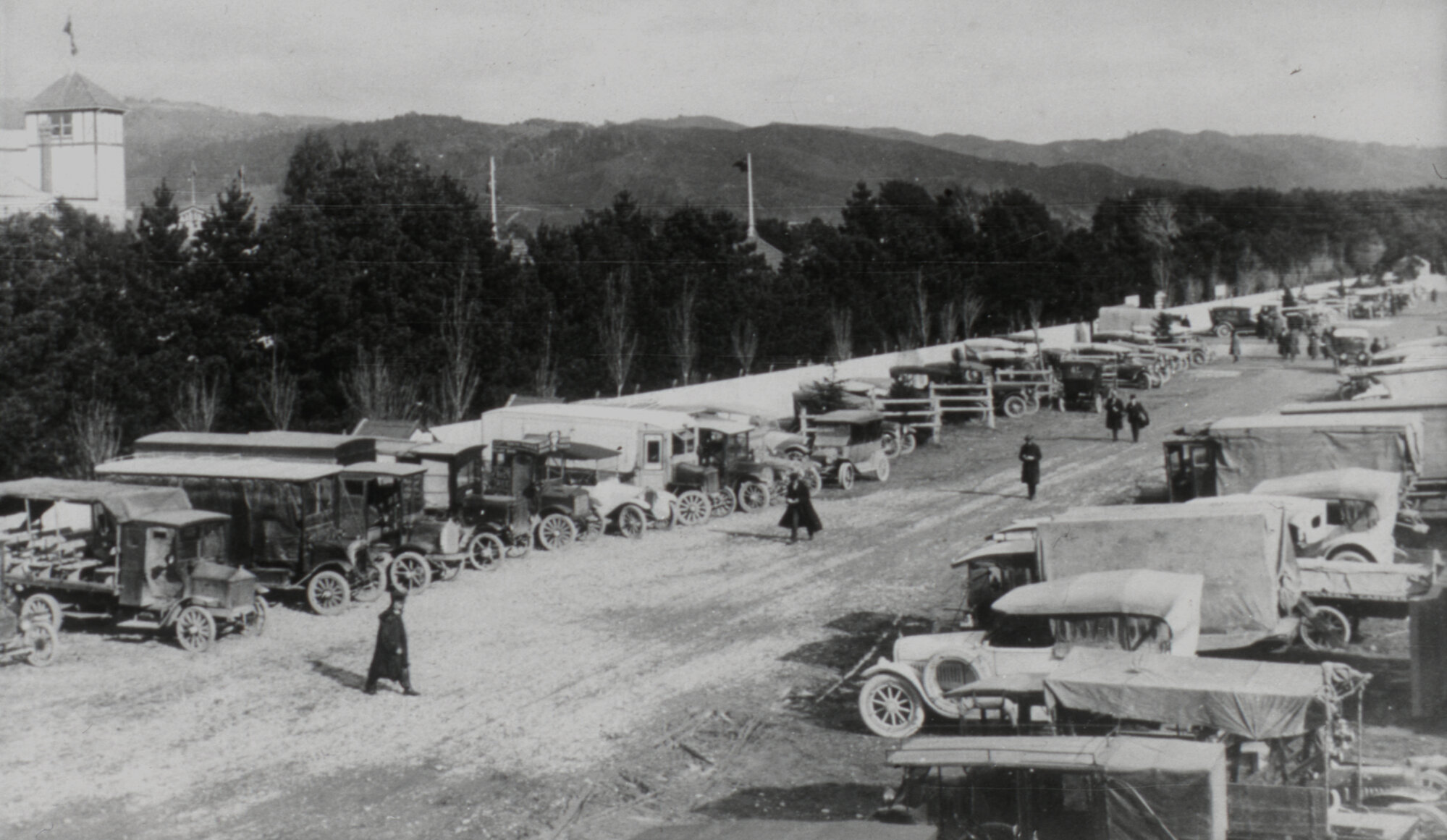 Hutt Valley History 35; Social Occasions 005; cars at Trentham Racecourse