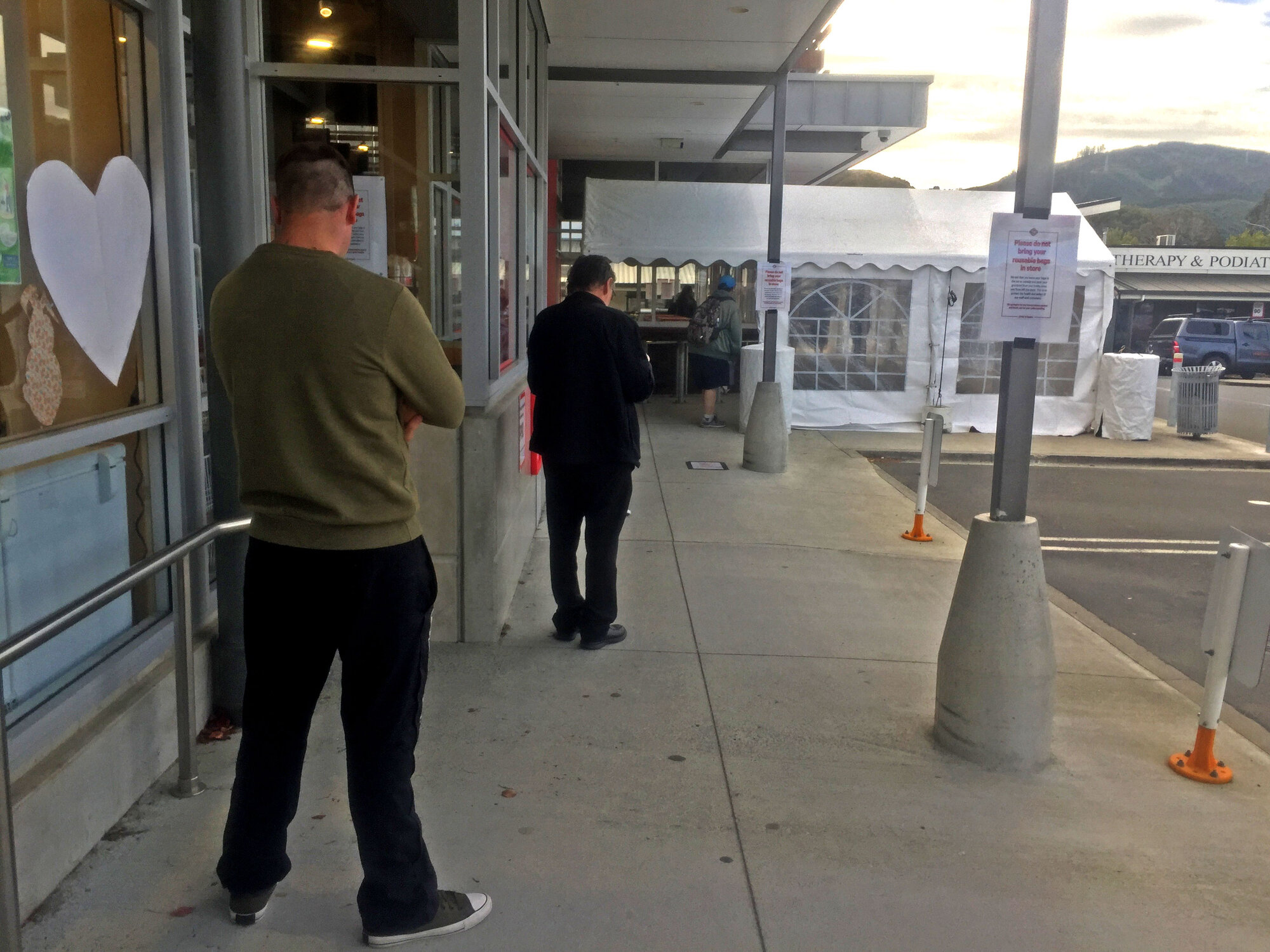 Silverstream New World supermarket queue 02