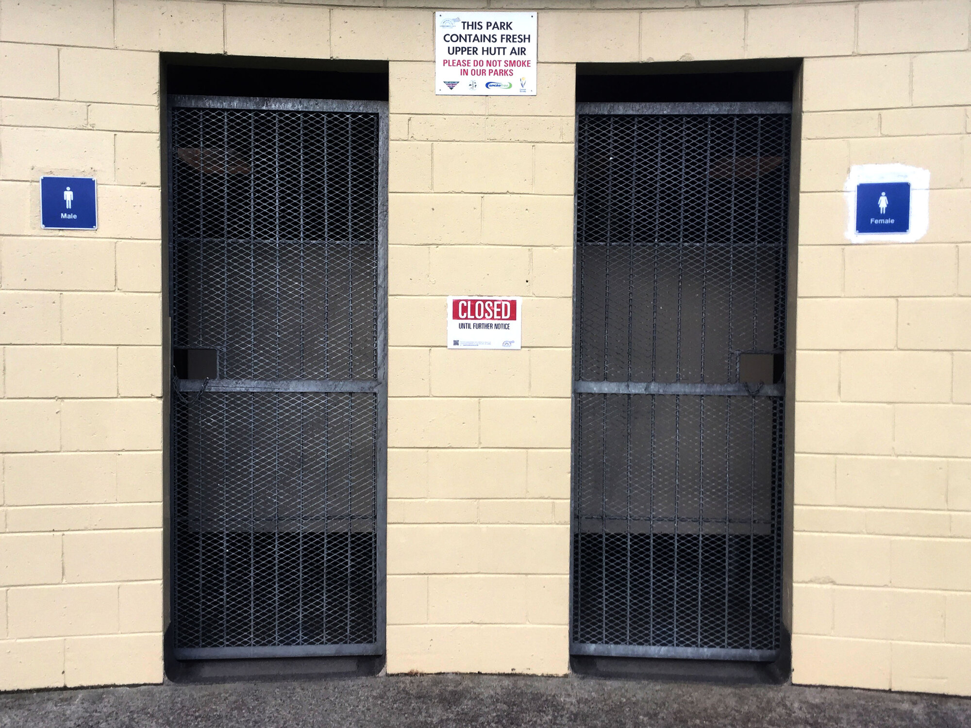 Closed notice, Heretaunga Park public toilets