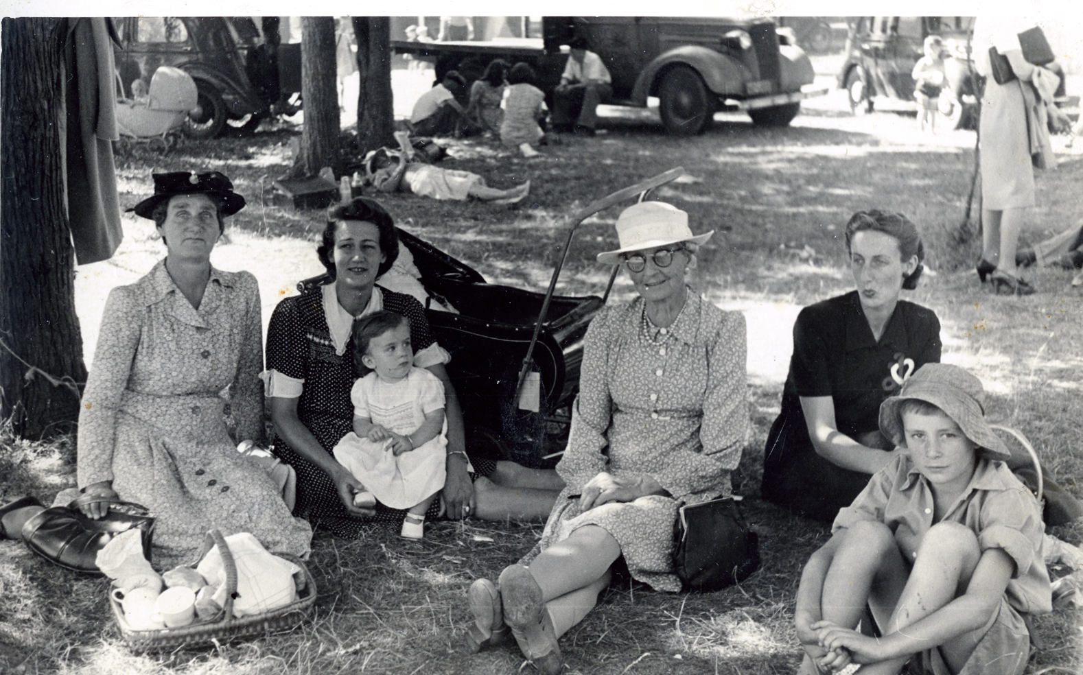 Jowitt family; Ivy Myrtle Jowitt, daughter Jessie Cairns and her daughter, unknown, Ivy's daughter Jane Oliver.