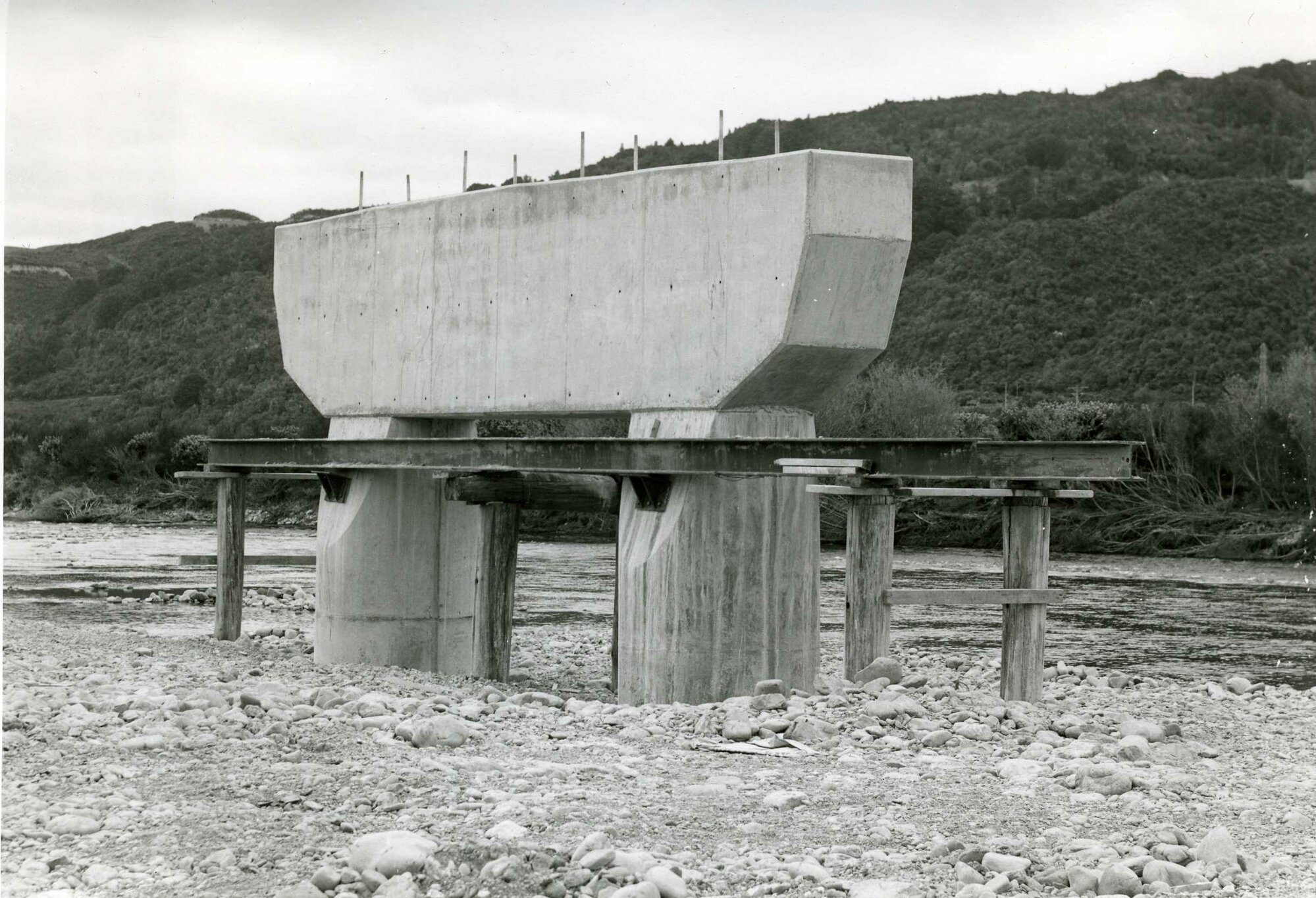 Totara Park Bridge  4; pier, completed.