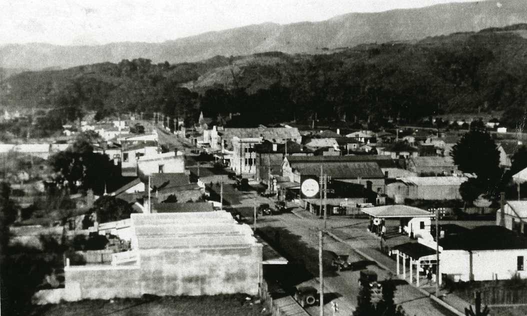 Main Street, looking east from near Pine Avenue. [P2-400-648]