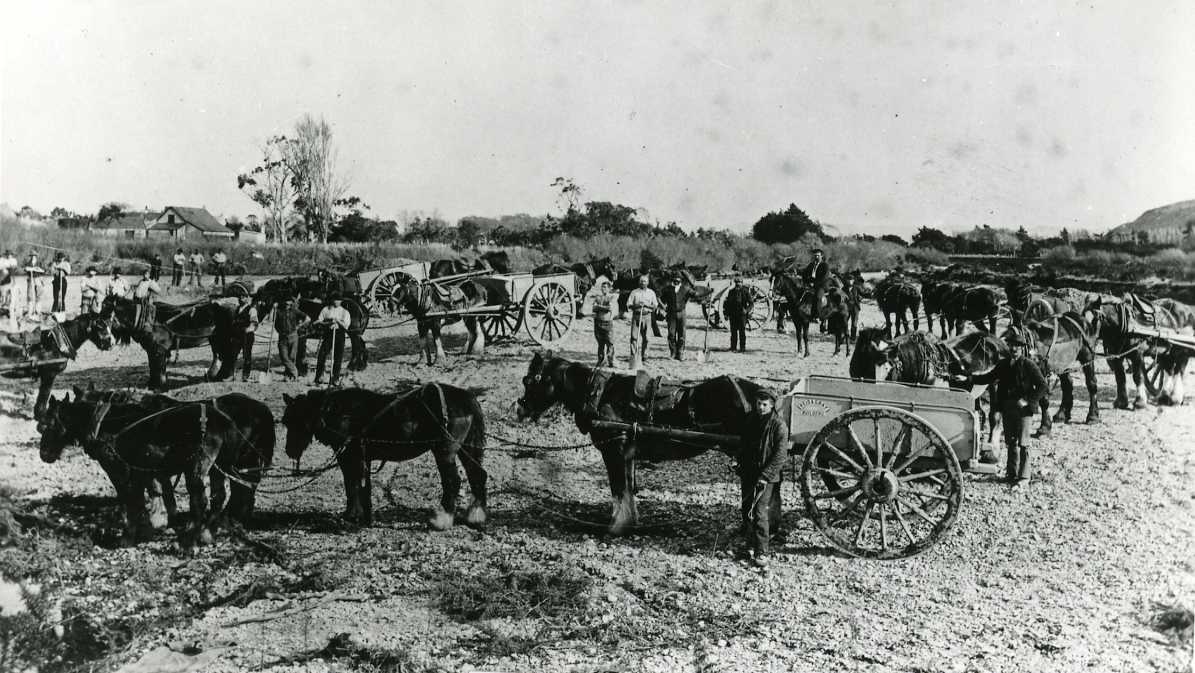 Te Awa Kairangi / Hutt River, 1902; work gangs in gravel pit.