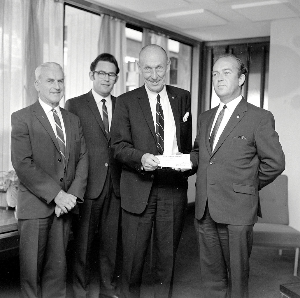 Hedley Gibson (BNZ manager) presents cheque to mayor George Thomas.