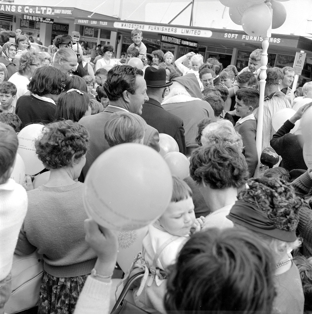 Hazelwoods Father Christmas 1967; arrival. [P1-1931-4321]
